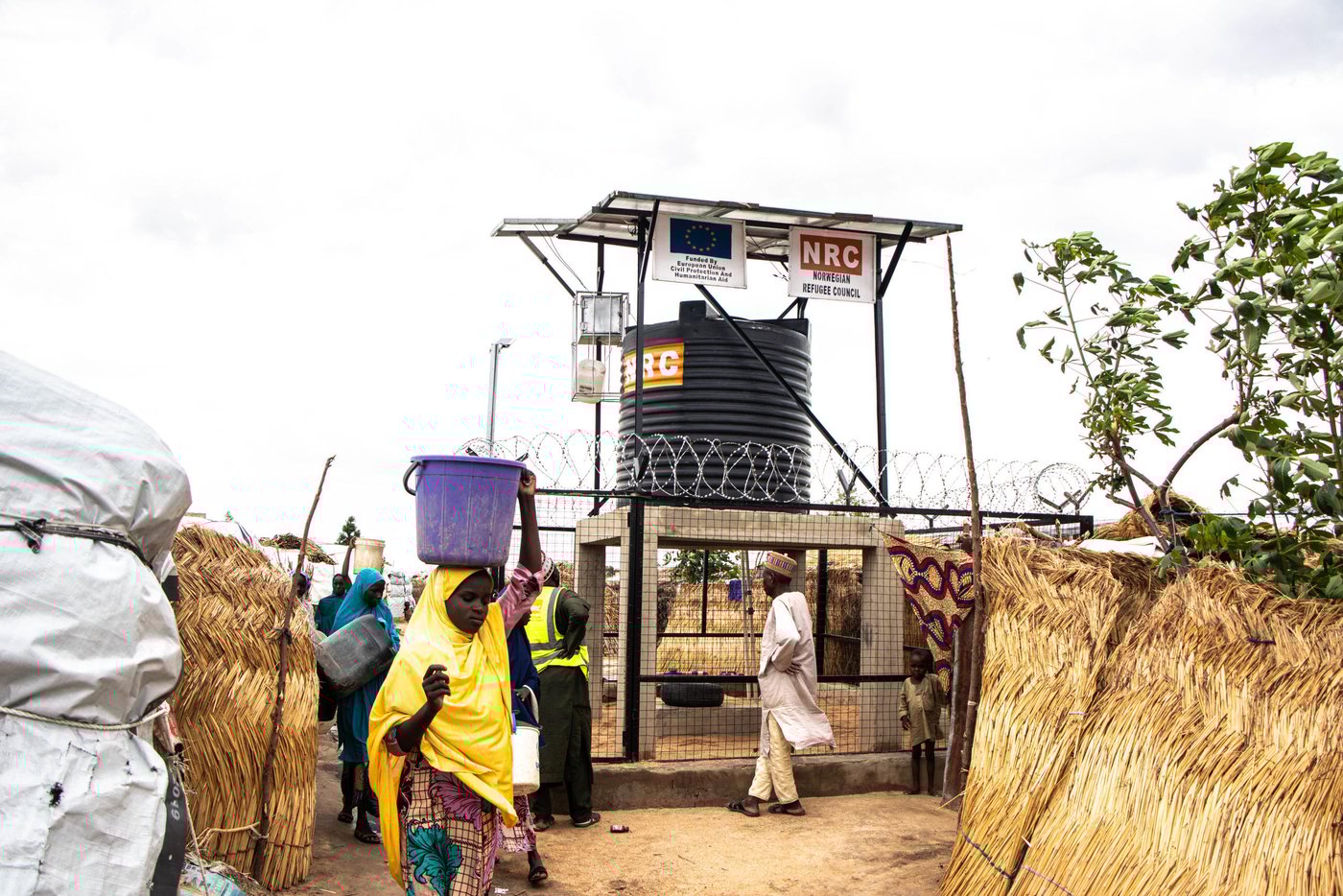 Displaced persons in a camp fetch water from a borehole constructed by NRC with support from ECHO.
Photo: Samuel Jegede/NRC