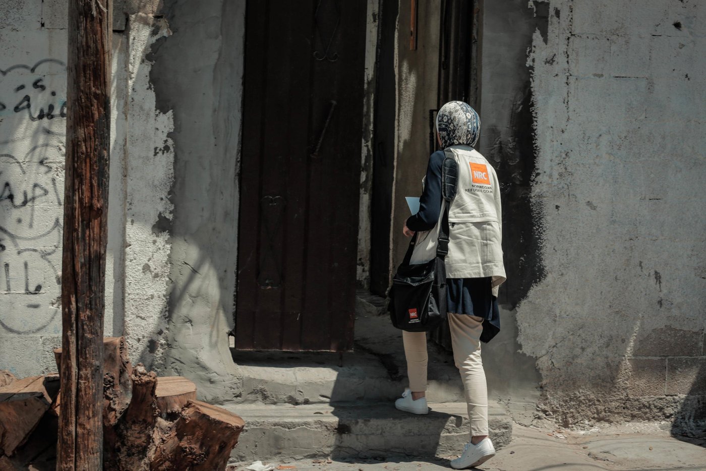 Shelter Technical Assistant Aya Abu Ramadan visiting the Murad family helped by NRC in Al Shati Refugee Camp, Gaza City.
Photo taken on 21 August 2019
Photo: Ahmed Mashharawi/NRC