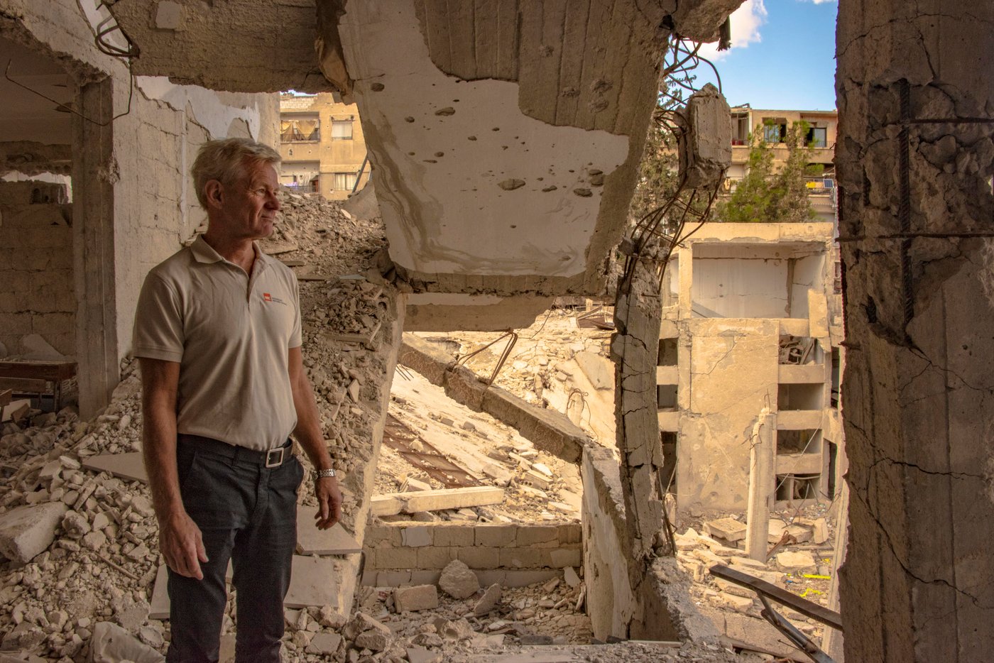 NRC Secretary General Jan Egland visits a heavily damaged school in Harasta, Eastern Ghouta. Half the school is totally destroyed.
Photo: Tareq Mnadili/NRC