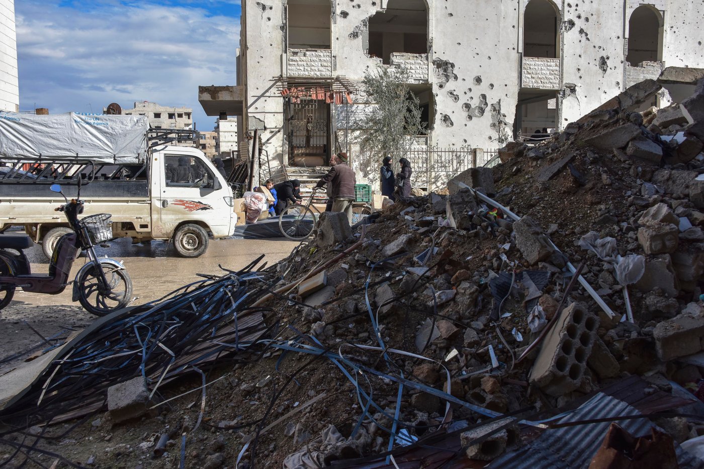 Scene of devastation in Eastern Ghouta: the walls full of bullet holes and a hill of rubble. The war passed from here.
Photo: Tareq Mnadili/NRC