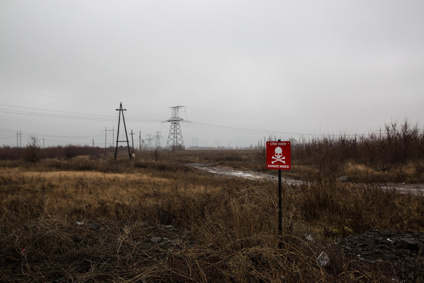 The fields surrounding the contact line are filled with lethal mines and will remain a constant threat to the local populations for years to come.
Photo: Ingebjørg Kårstad/NRC