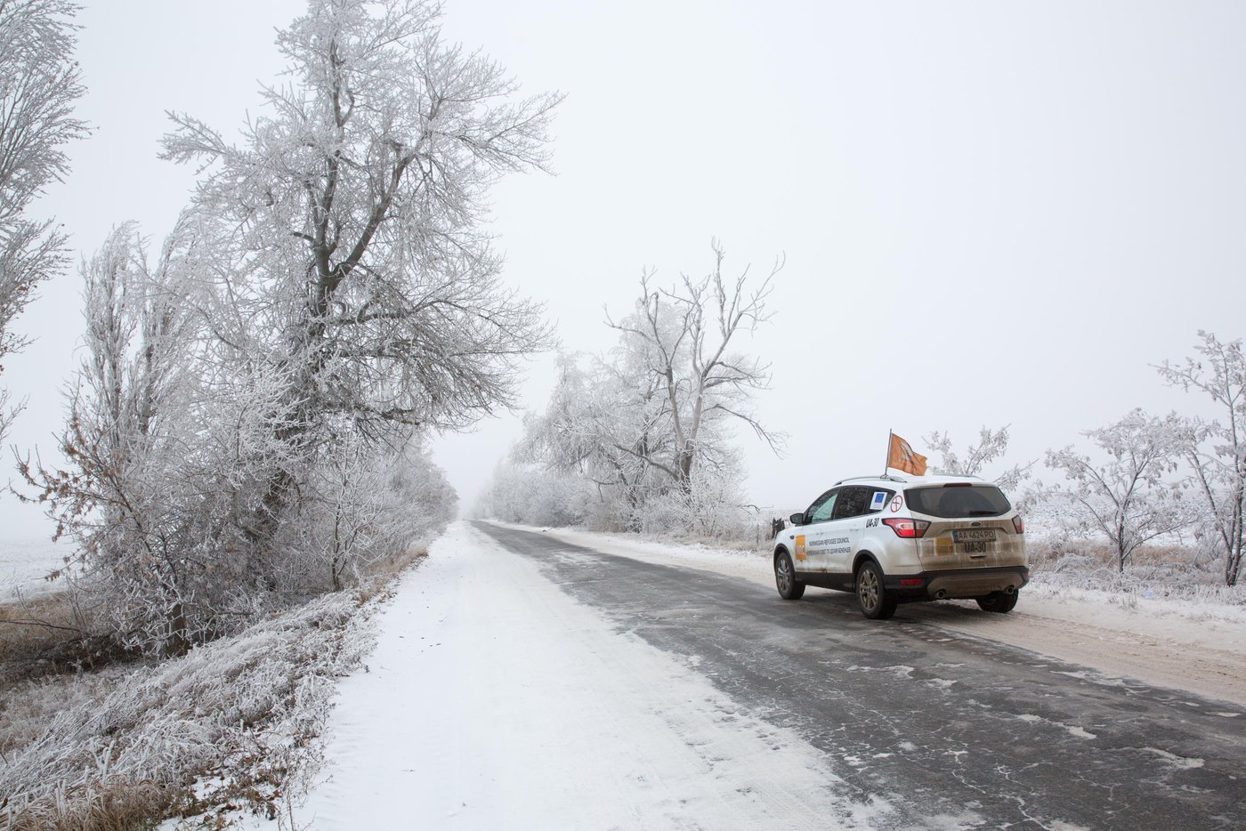 An NRC car on its way to Popasna in a beautiful winter landscape.
Photo: Ingebjørg Kårstad/NRC