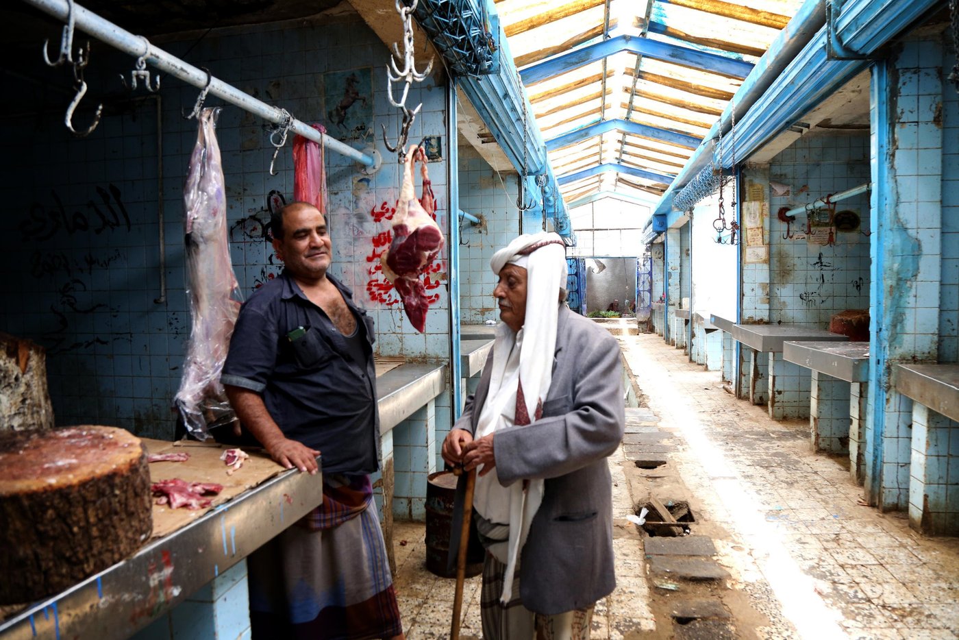 Meat is too expensive now for many people who are struggling to afford basic food items, amid rising prices and job losses in Yemen. Some butchers in the meat market in the Central Market in Taiz city have lost most of their customers.
Photo: Khalid Al-Banna/NRC