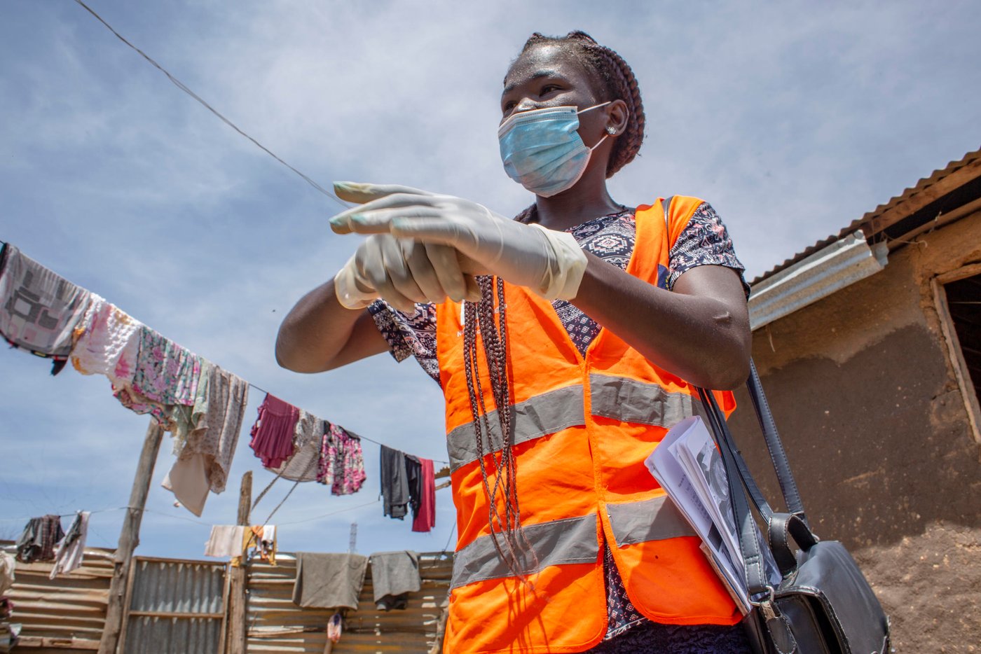 Stella, a community mobiliser with NRC, demonstrates the seven steps of handwashing as a preventive measure to protect IDPs from Covid-19.
Photo: Egily Hakim George/NRC
