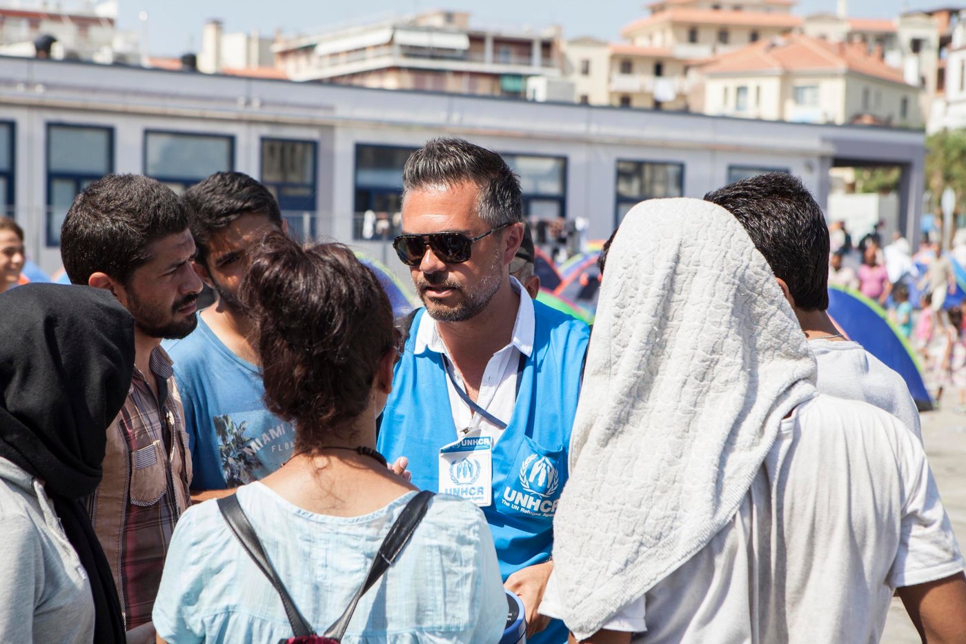 NORCAP protection officer Patric Mansour i samtale med flyktninger på havna i Mytilene Foto_NORCAP_RAYMOND_AASERUD