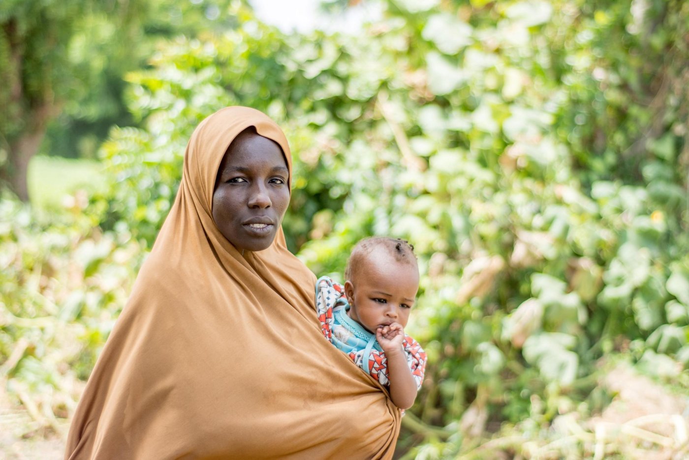 Hajja is a farmer from Maiduguri City that NRC is supporting. She grows and sells cabbage, lettuce peppers and onions. Hajja lives alongside displaced families who’ve fled Boko Haram attacks in New Bama town.
“There’s a good relationship between our two communities,” Hajja says. “We happily stay together without any issue.”
Danladi (there are photos of him later on in this album) is an NRC food security officer in Nigeria. “I teach farmers like Hajja new modern methods, using fertiliser and quick growing seeds. It has been incredible to watch these mini-farms grow. Now the local market sellers come to our farmers to buy their produce. They’ve become successful business people.”
The Norwegian Refugee Council has supported over 500 farms in Maiduguri City alone, the capital of Borno State – the epicentre of the conflict in Nigeria’s northeast.
The region is suffering a triple crisis – hunger, cholera and conflict. While Nigeria has managed to avert famine for now, 5.2 million people still do not have enough to eat. Close to half a million children are suffering from severe acute malnutrition.
Date: 6 October 2017
Credit: Norwegian Refugee Council / Mohamed Bukar