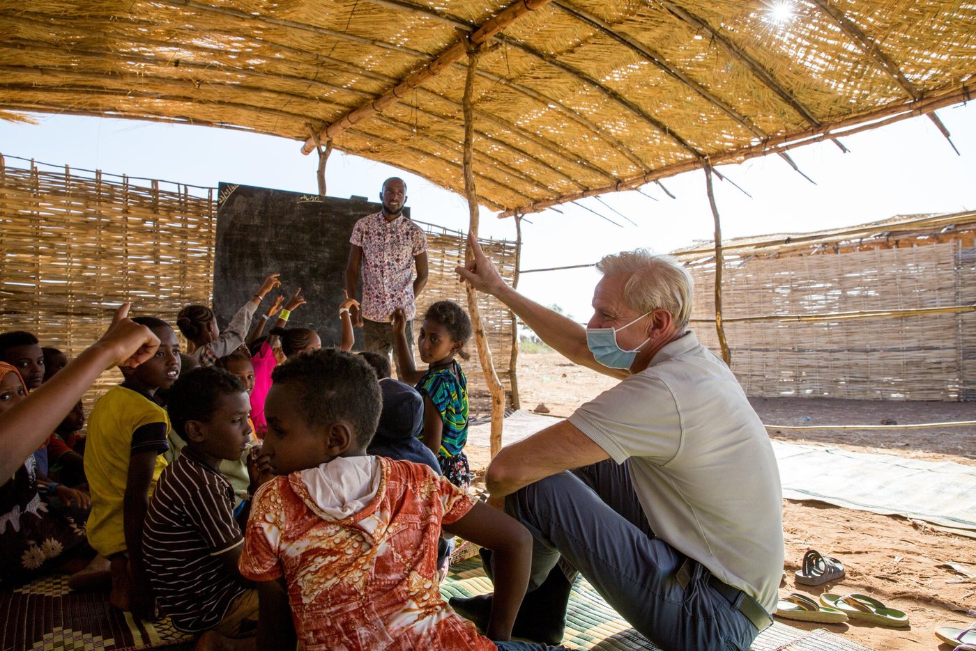 Education has resumed! Jan Egeland is joining the children in their class.
In a week, the team erected school structures that can host 700 children in two shifts. The teachers are themselves refugees that now can teach again.
Photo: Ingebjørg Kårstad/NRC