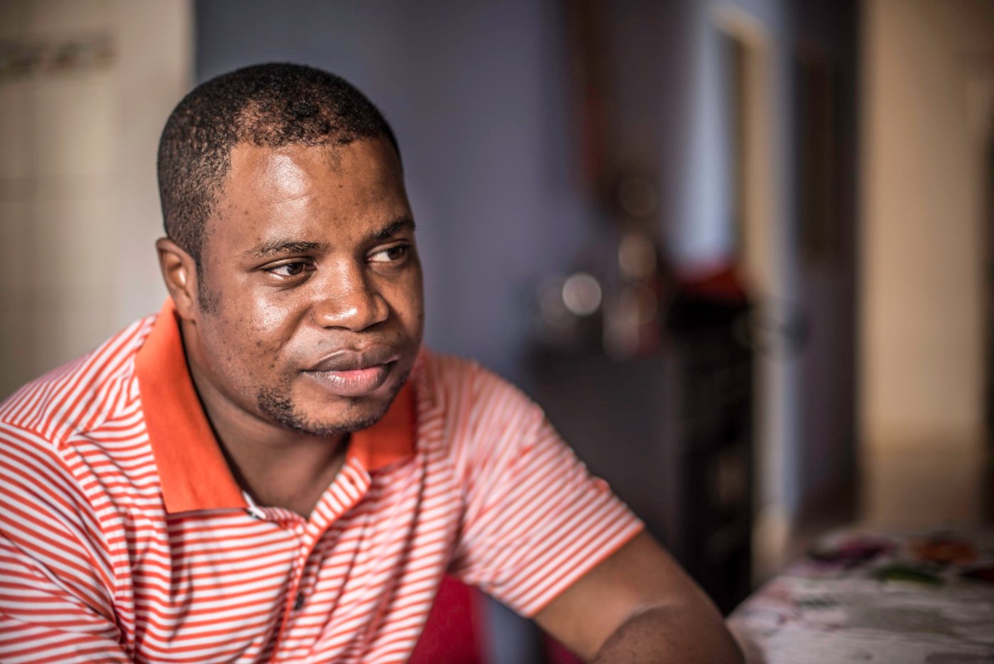 In a village close to Catrú, priest Juan Carlos Palucos Agualimpia explains why the fighting and the killings in the region continue despite the peace agreement.

"The government is completely absent in these areas, they have no control. Instead, the armed groups are fighting for control."

That is why the population is forced to flee, again and again. Afro-Colombians and the indigenous population are those who have suffered the most in this conflict. And they continue to suffer even after the peace agreement.

"They are the real victims of the murders and the violence," says Agualimpia. 

The Pacific region, particularly Chocó, has become a battleground for clashes between the National Liberation Army (ELN) and another armed group. Indigenous and Afro-Colombian communities have been disproportionally affected. Seven out of ten people displaced this year come from these communities. 

In many areas previously controlled by FARC, armed conflict is still ongoing. In some areas, the fighting has increased since FARC laid down their weapons, as armed groups are attempting to take control over strategic areas, natural resources and important drug routes. In many places, paramilitary groups have moved in, causing increased fear among the population. Violence has increased throughout the country, as has the number of local leaders being murdered.


Photo: Ana Karina Delgado Diaz/NRC
