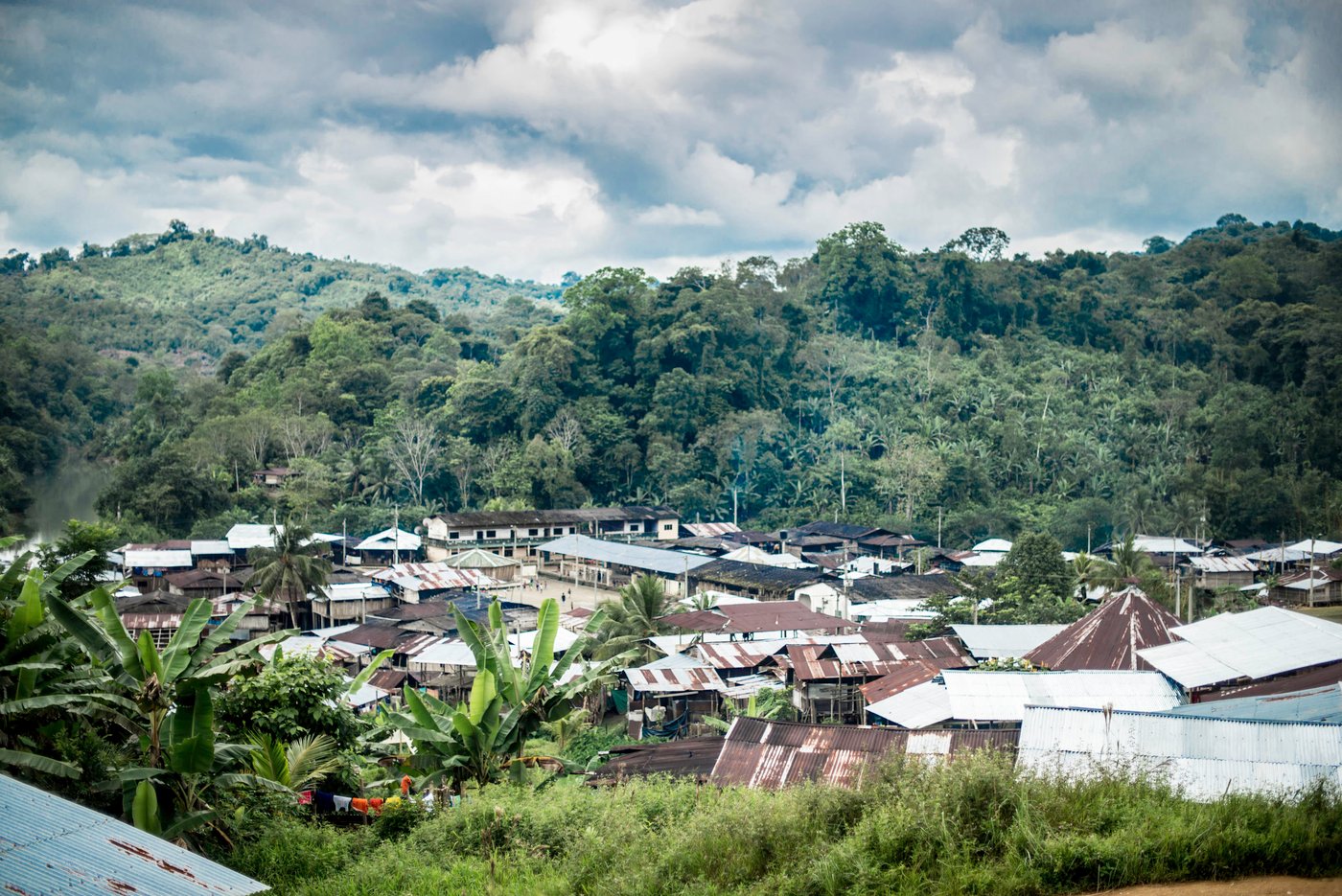 In October 2017, more than 1,0000 people fled to the village of Catrú in Colombia's Chocó region. 

"They came because they feared that more people would be killed," says one of the community leaders in Catrú, home to the indigenous Embera people. 

The Pacific region, particularly Chocó, has become a battleground for clashes between the National Liberation Army (ELN) and another armed group. Indigenous and Afro-Colombian communities have been disproportionally affected. Seven out of ten people displaced this year come from these communities. 

In many areas previously controlled by FARC, armed conflict is still ongoing. In some areas, the fighting has increased since FARC laid down their weapons, as armed groups are attempting to take control over strategic areas, natural resources and important drug routes. In many places, paramilitary groups have moved in, causing increased fear among the population. Violence has increased throughout the country, as has the number of local leaders being murdered.


The Norwegian Refugee Council (NRC) has been present in Colombia since 1991. In Chocó, we inform indigenous groups about their rights and provide legal aid in questions relating to land rights and compensation after having been forced to flee. In Catrú we help make sure that children get to go to school, and provide clean water to the community. 

Photo: Ana Karina Delgado Diaz/NRC