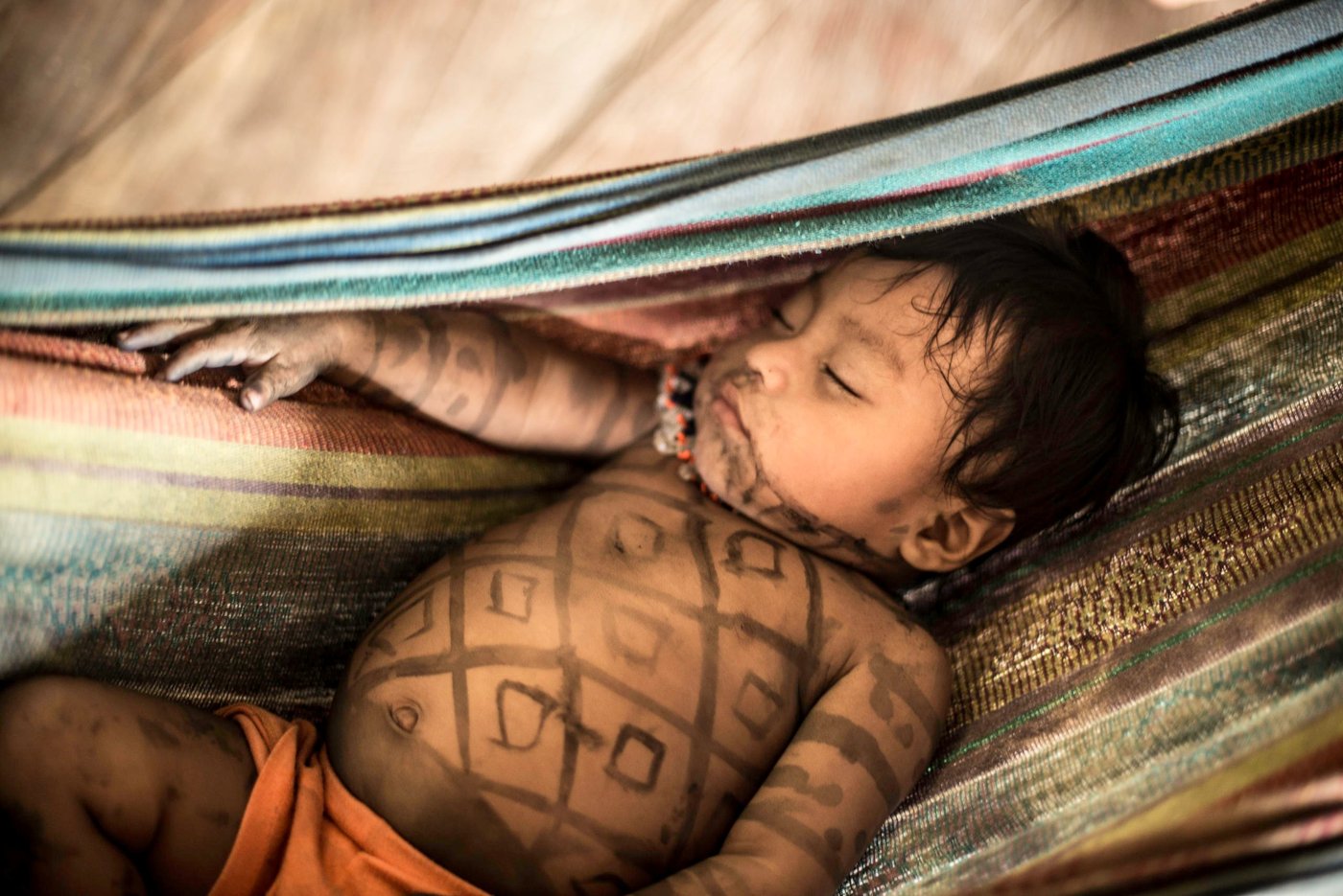 In October 2017, more than 1,0000 people fled to the village of Catrú in Colombia's Chocó region. 

"They came because they feared that more people would be killed," says one of the community leaders in Catrú, home to the indigenous Embera people. 

The Pacific region, particularly Chocó, has become a battleground for clashes between the National Liberation Army (ELN) and another armed group. Indigenous and Afro-Colombian communities have been disproportionally affected. Seven out of ten people displaced this year come from these communities. 

In many areas previously controlled by FARC, armed conflict is still ongoing. In some areas, the fighting has increased since FARC laid down their weapons, as armed groups are attempting to take control over strategic areas, natural resources and important drug routes. In many places, paramilitary groups have moved in, causing increased fear among the population. Violence has increased throughout the country, as has the number of local leaders being murdered.


The Norwegian Refugee Council (NRC) has been present in Colombia since 1991. In Chocó, we inform indigenous groups about their rights and provide legal aid in questions relating to land rights and compensation after having been forced to flee. In Catrú we help make sure that children get to go to school, and provide clean water to the community.

Photo: Ana Karina Delgado Diaz/NRC
