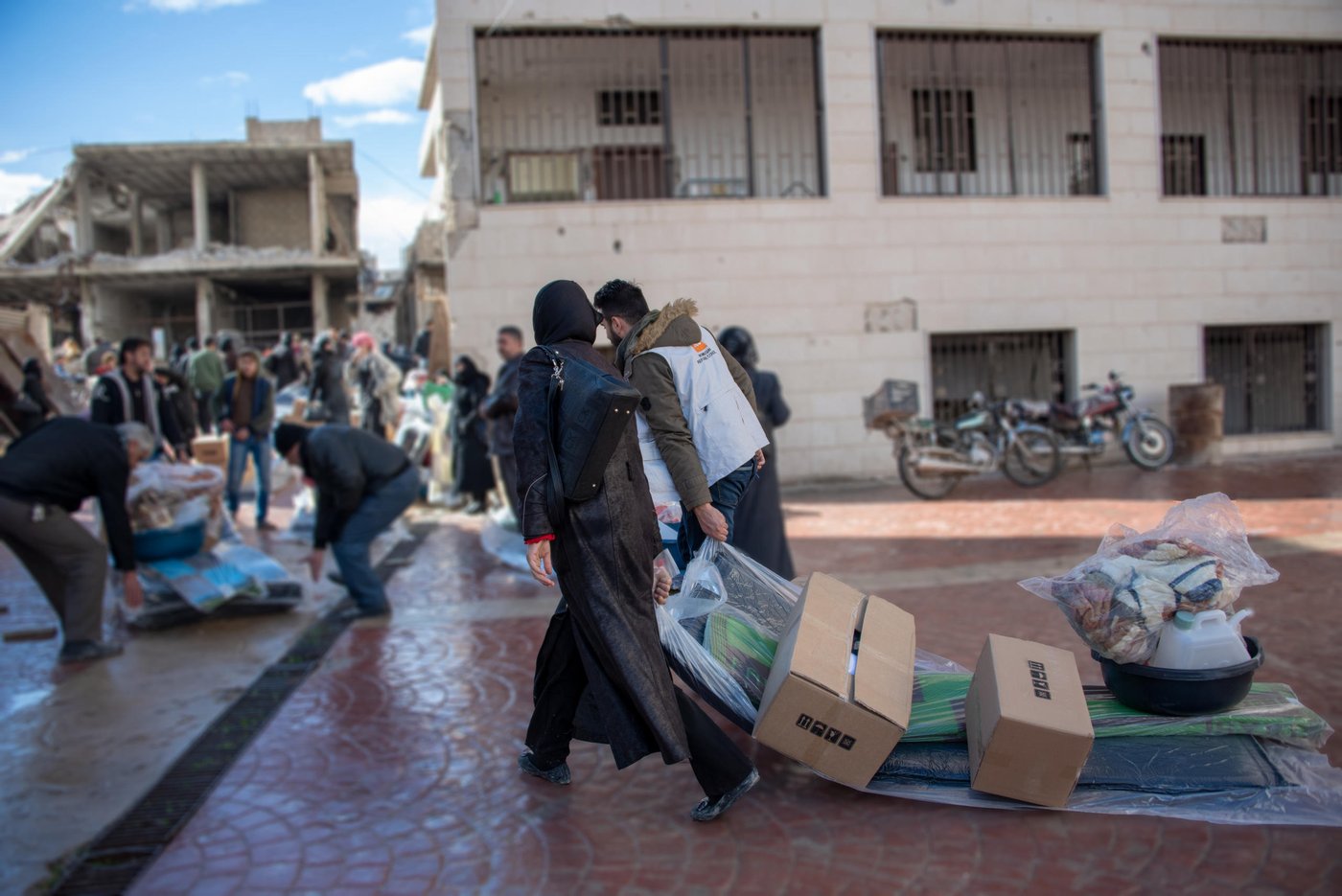 Families living in Eastern Ghouta begin to collect their relief items to help them get through Syria’s winter. In recent weeks, heavy rains and plummeting temperatures have increased the need for these basic household items.
Photo: Tareq Mnadili/NRC