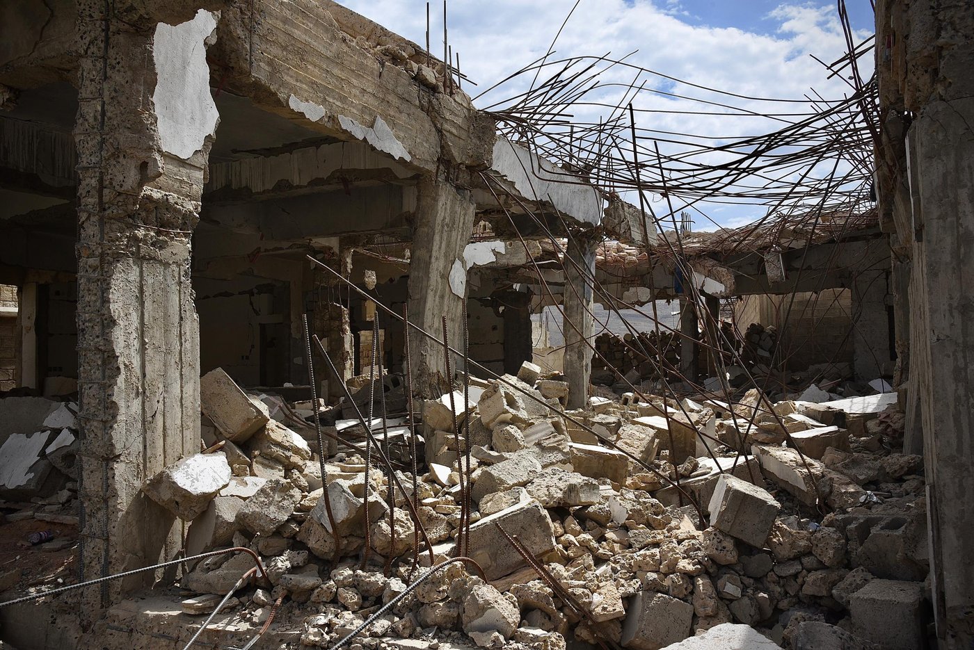In 2015, a new school called ‘7th July school’ was build in Amran.
One evening two years later, at around 11 pm, the school was hit by airstrikes.
The strikes hit a neighboring house (on photo) and killed the tenants staying in it. Another strike also destroyed the school. In addition to nine civilians killed, 2000 children were put out of school.
Photo: Becky Bakr Abdulla/NRC