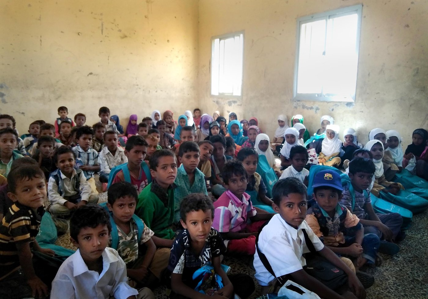 A “classroom” in Yemen can look very different to elsewhere in the world. Not only are many schools damaged, but the desks, doors and windows are usually destroyed. This can leave children sitting on the floor, like at Al-Zaqriyah school in Taiz' Mocha. before NRC's intervention.

Photo: Sami Abdulmalik/NRC