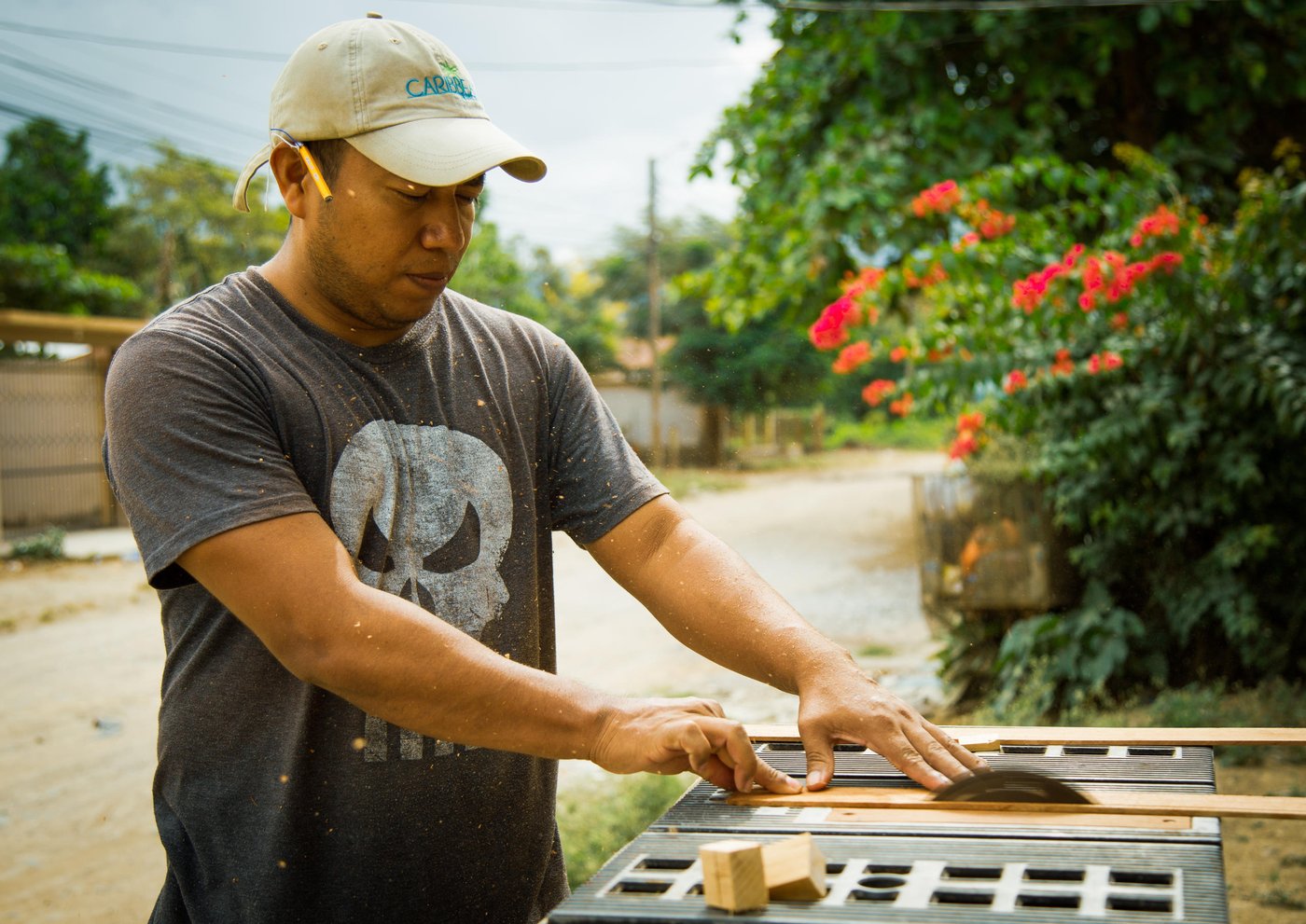 In 2017, Manuel had to flee violence in Honduras. After being victim of criminal gangs, he crossed Central America to save his life and to look for hope for his family, but he was sent back to his country.

One deported, four displaced and one opportunity

“I fled my country and left my family behind because I was threatened. I asked for help in my country and in the United States, but I wasn’t heard. I was deported".

Without freedom, without family

There was only one day left for Christmas and there was no money for dinner. Manuel* (35 years old), a carpenter and without a job, got up at dawn, prepared several donuts and said goodbye to his wife to go out and sell them. That was the last day his family saw him leaving home.

Manuel was kidnapped. "I couldn't pay the extortion they were charging, they beat and kidnapped me. One of them yelled at me: nobody makes fun of us", Manuel said. The threats he had received during months were transformed into the deprivation of his freedom. "I escaped. I knew they would kill me next time”.

Manuel had sought help at Honduran authorities, but was not heard. He did not want to put his family at risk, he had no way to pay extortion. Manuel decided to turn away from his family. His wife and children never heard from him again.

Criminal gangs control urban areas in Honduras through extortion, threats and assassinations. In urban areas, adults and their families are restricted to night hours and schedules that prohibit the use of public spaces. The inhabitants must comply with the rules and codes; for example, those truck drivers admitted in an area controlled by criminal gangs are strictly monitored and extorted.

Those who do not comply with extortion payments have two options: run away or stay and pay the price.

A journey without destination
Honduras has one of the highest homicide rates in the world. The levels of violent killings are similar only in Syria, Venezuela and Afghanistan.

Death threats and extortion mixed with poverty precede displacement. In the areas most affected by violence, people like Manuel are forced to move within and beyond their country's borders in search of security.

Manuel managed to flee and he only had one certainty: He could not return with his family.

Alone, without food, money or a concrete destination, he began to walk for more than ten months to seek protection in another country.

Manuel arrived in Guatemala, hoping to start over and find a job. His priority was to save money and find a way to get his family away from the neighborhood where they lived. "I worked a week for 100 quetzales [12 euros] but it went bad, they scammed me". Hope in Guatemala quickly vanished.

For almost eight weeks, Manuel slept in the insecure and cold streets of Guatemala. He decided to continue his way through Mexico, worked in what he could and continued his journey. On the road, he received help from church organizations. Without major setbacks, he reached the border with the United States.

A simultaneous displacement
A month after the kidnapping, Manuel contacted his family. “When we got to know that he was alive, I knew that I had to get out of where I was and save my children. He was no longer with us and the extortions didn’t stop”, says Rocío*.

Manuel's family also makes the difficult decision to flee the house that had been their home until then. They had to move.

Rocío packed what she could and left with her three small children of 11, 7 and 1 year to a remote place, away from home. During six months, they lived on the generosity of acquaintances who welcomed them. Rocío managed to keep her children safe. She found a school nearby for the children who then walked forty minutes each day to study.

Despite the seriousness of the situation, families in Honduras do not usually resort to institutional protection mechanisms. When we talk to the population, they confirm the society´s distrust in public institutions, the police, the army, as well as the situation of corruption and impunity. The displaced population in Honduras even states that resorting to institutional mechanisms could pose risks related to retaliation from criminal gangs. For this reason, many people prefer to seek the support of relatives or acquaintances. The displacement only leaves an invisible mark.

Rocío hid behind uncertainty. She and her family never heard from Manuel again. Seven months after her last communication, she was losing the hope of seeing him again.

Suffering is not forever
“If I have to die with my family, I will. I told the judge in the United States”. Manuel was deported.

After crossing three countries and more than 240 days walking three thousand five hundred kilometers in search of protection, Manuel had only obtained a non-stop return ticket. Manuel returned to Honduras in November 2018.

Disoriented, as many deportees, Manuel did not know what to do and how to find his family. He just wanted to avoid the possibility of returning to his old house.

Thanks to funding from the European Union and the work of the Norwegian Refugee Council (NRC), Manuel received assistance in accordance with his situation and needs. “The first help was words. I arrived aimlessly. They supported me with a ticket to go find my family and from there they accompanied me”.

The idea of not knowing where his family was, tormented him. But calling a neighbour helped him to get hints to figure out where his family was. Being in another place, Manuel knew that his reunion would not be dangerous for him, nor for his family. A deported man went and meet four displaced persons.

“I arrived at night and they were shocked. My youngest daughter didn't recognize me. But my wife started hugging me, crying and thanking because I was alive because they already made me dead”.

A new home away from home
Thanks to the funding of the European Union and NRC´s action, Manuel and his family managed to find a safer place, received financial help to rent a house and access food. They also continued to receive our legal support to access their rights in Honduras and rebuild their life.

His children went back to study. This time, the school is a few streets away from home.

“I came to take my family out of the country, but with the help they have given me I have the peace of mind that I am not alone” says Manuel who, with parts of the money received, repaired his machine to resume his job as a carpenter. The wood has reshaped his life and his work gave stability to his family.

*The names have been changed for the protection of people.

Photo: Up Studio/NRC, 2019