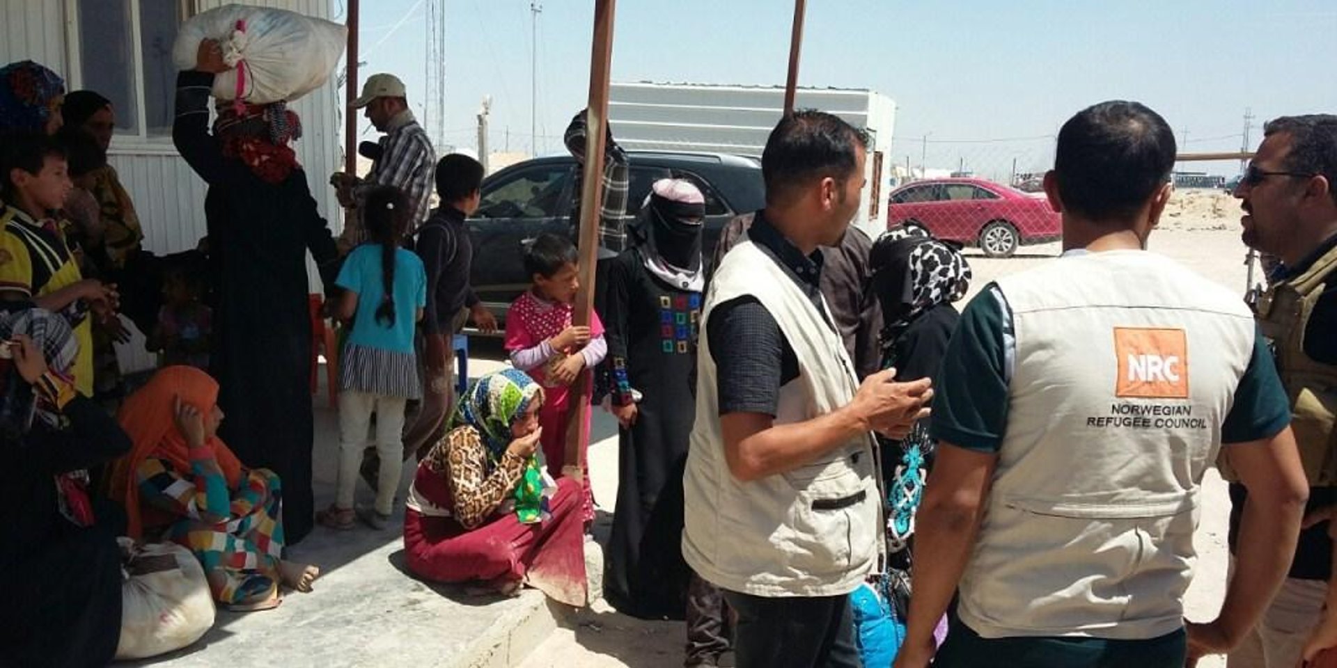 Newly arrived Iraqis from the outskirts of Fallujah on early Thursday morning, 26 May 2016, being received by NRC staff.
Photo: NRC