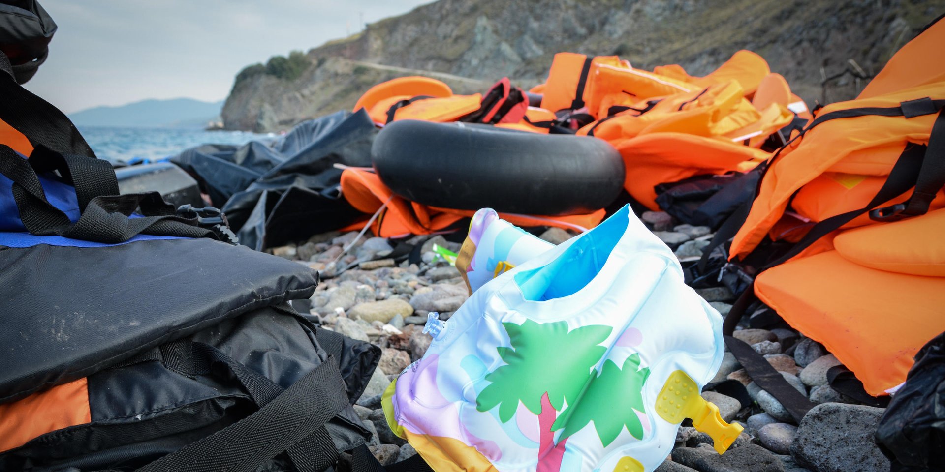 People are crossing from Turkey to Greece in overcrowded boats and with lifejackets of varying quality. A lot of lifejackets and swimming rings are now covering the beaches in Lesvos. Nov.2015 (Photo: NRC/Tiril Skarstein)