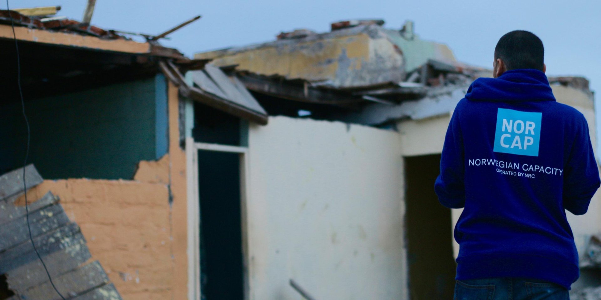 NORCAP expert Nicolas Vexlir looking at buildings damaged by the earthquake in Ecuador (Photo: NORCAP/IOM/Fernanda Baumhardt)