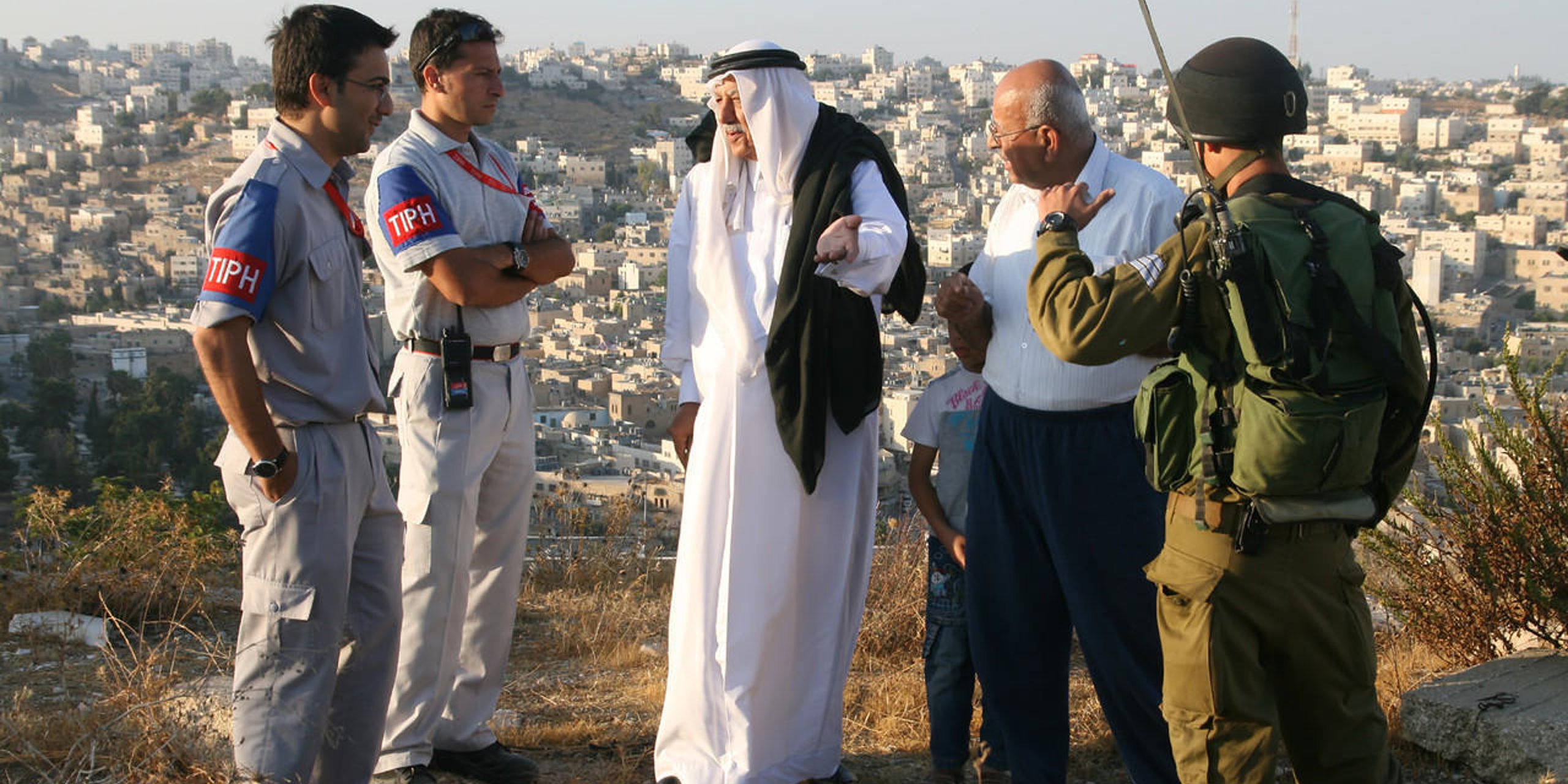 TIPH observers in conversations with citizens of Hebron, Palestine. (Photo: NOROBS)
