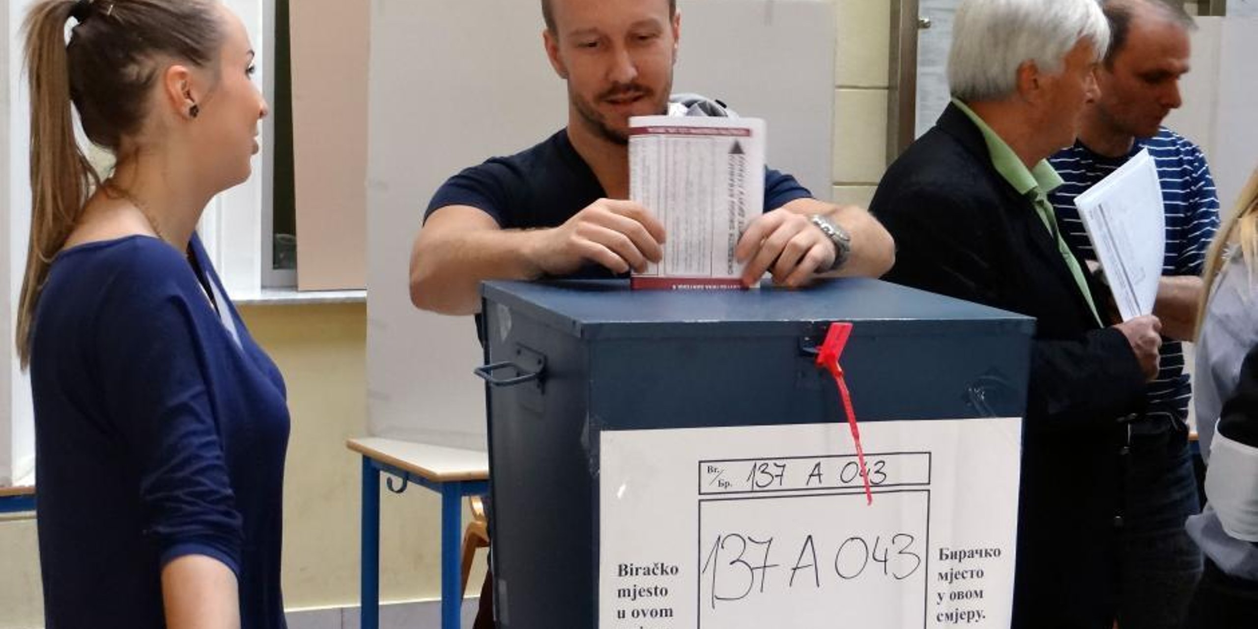 A voter casting his ballot in Sarajevo during the general elections in Bosnia and Herzegovina, 12 October 2014. (Photo: OSCE/Thomas Rymer)