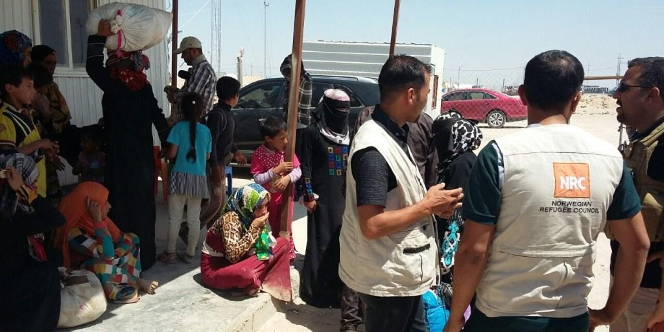 Newly arrived Iraqis from the outskirts of Fallujah on early Thursday morning, 26 May 2016, being received by NRC staff.
Photo: NRC