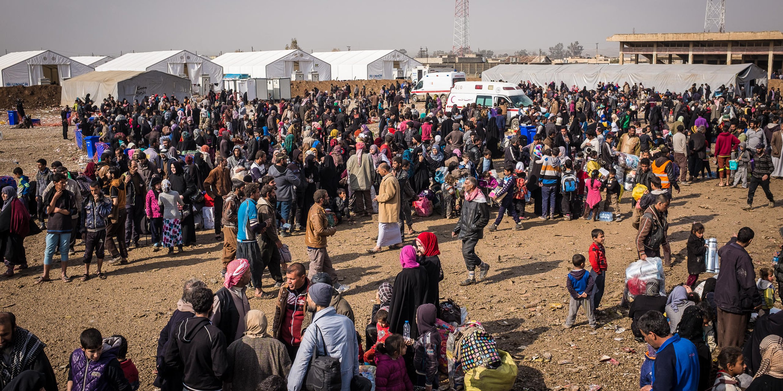 A crowd of refugees in the reception centre of the Hamam al-Alil camp for people displaced from Mosul, Iraq. - NRC/Wolfgang Gressman