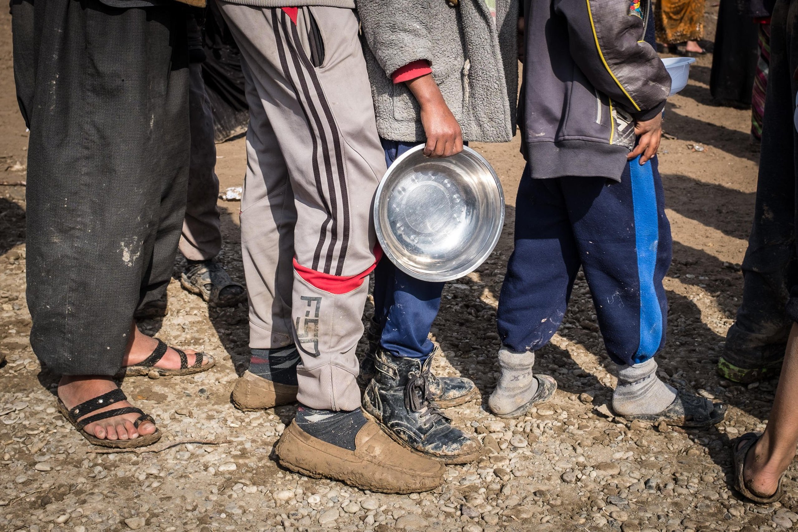 Children wait for food in the Hamam al-Alil camp for people who have fled from Mosul, Iraq. - NRC/Wolfgang Gressman