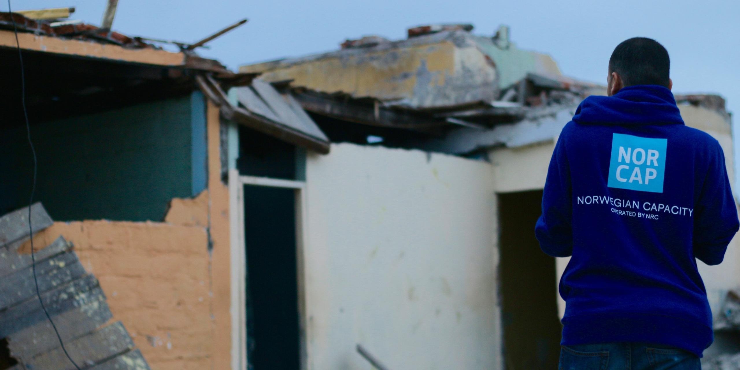 NORCAP expert Nicolas Vexlir looking at buildings damaged by the earthquake in Ecuador (Photo: NORCAP/IOM/Fernanda Baumhardt)