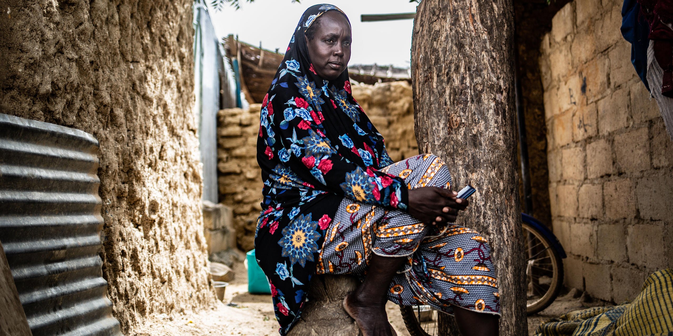 Amid rising hunger, many displaced people say they are tempted to return home to access their fields, remaining food stocks and feed their families, but face the increasing threats of attacks. Other displaced people have to make a different but equally painful choice: staying in a besieged area where shortage of food has turned so critical that only leaves are left to eat, or risking a days’ long walk to reach a place where they can hopefully feed their children.
Dozens of women from Mansila town have trekked in the past few weeks to Sebba town with their children in tow, some of them dying of exhaustion and hunger on the road.
“People feel they are no longer part of Burkina. We feel that we are not worthy of assistance. Hunger makes you scream for help but no one’s coming,” said Bandé, a mother who just escaped from Mansila. “If the choice is dying on the way, or dying of hunger in Mansila, better at least die trying to get out,” she said.
Date: 02 September 2021
Location: Dori, Sahel region, Burkina Faso
Photo: Tom Peyre-Costa /NRC