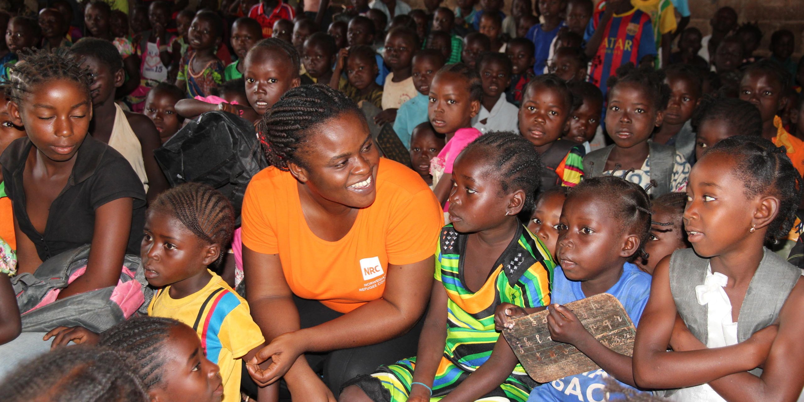 The classrooms in the Gbagaga school in Carnot are crowded. The school has more than 500 pupils, but only three classrooms. Therefore the grades are sitting together; 1st and 2nd, 3rd and 4th, 5th and 6th grade. To educate as many as possible at the school, they have two shifts per day, in the morning and in the afternoon.
The learning material is quite basic. The each child has a small wooden, black painted board. On one side the board has the alphabet and number 1-10, on the other side, the children writes with small pieces of chalk. Photos NRC / Ingrid Prestetun