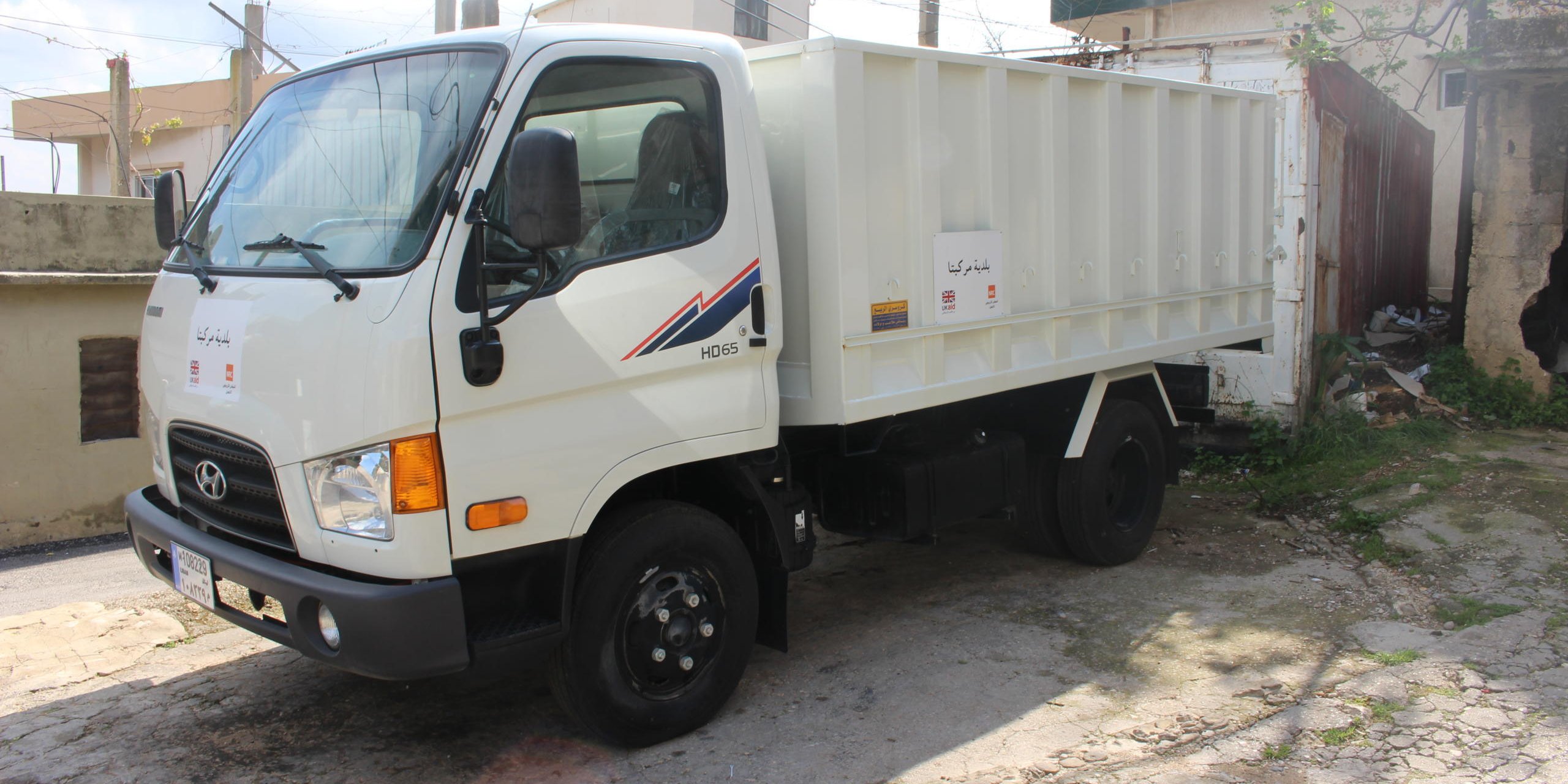 The garbage collection truck will collect solid waste in Markabta and in and around the informal tented settlements in the area.
Photo: NRC/Rayane Abou Jaoude