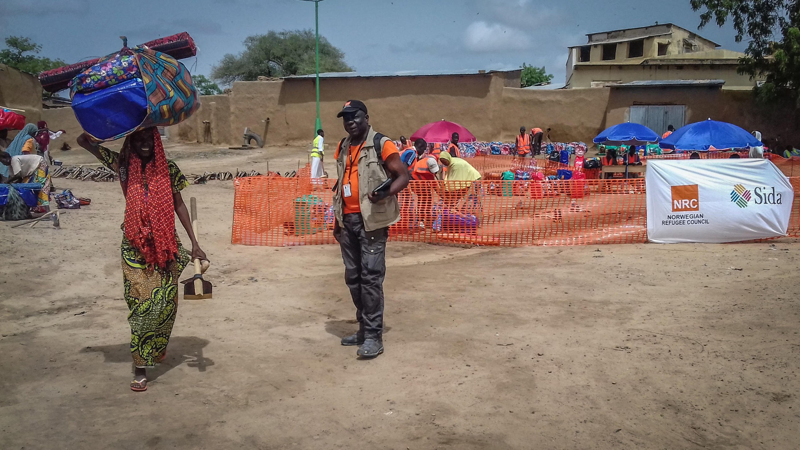 NRC's emergency team leader Philippe Douryan leading a distribution of aid to displaced families in Afadé, northeast in Cameroon.
NRC's emergency team is distributing plastic sheeting, rope, hygiene kits, mosquito nets, blankets, sleeping mats and tools for farming to displaced families northeast in Cameroon. The emergency distribution has been funded by SIDA.