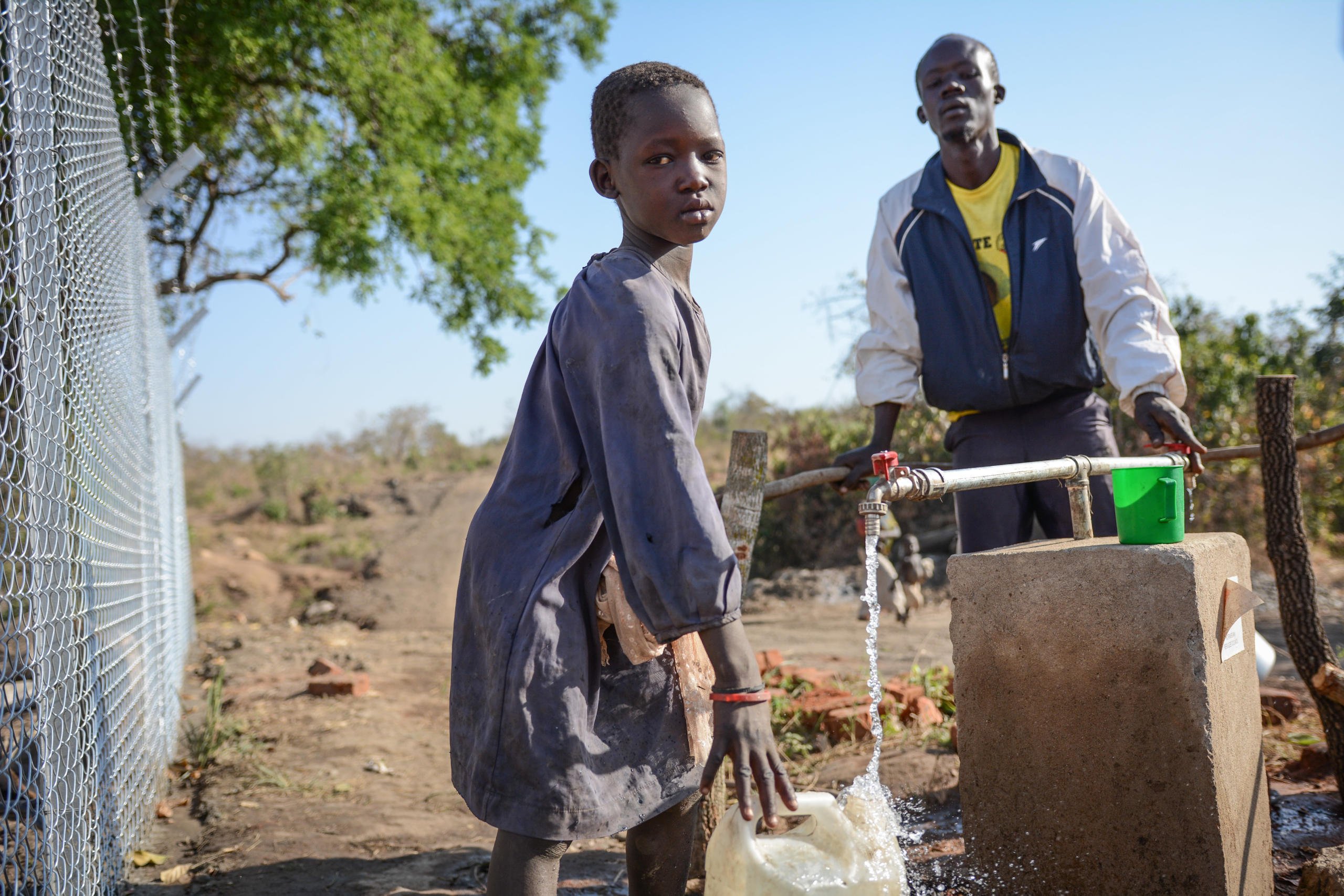 Mafoukana Kajoube and his daughter Ajiko Zuhari (8) from Uganda are fetching water form the same borehole as the newly arrived refugees in Bidibidi.
"It is a very good habit for Uganda to welcome refugees. It is a way to save people's lives," Mafoukana says.
Photo: NRC/Tiril Skarstein