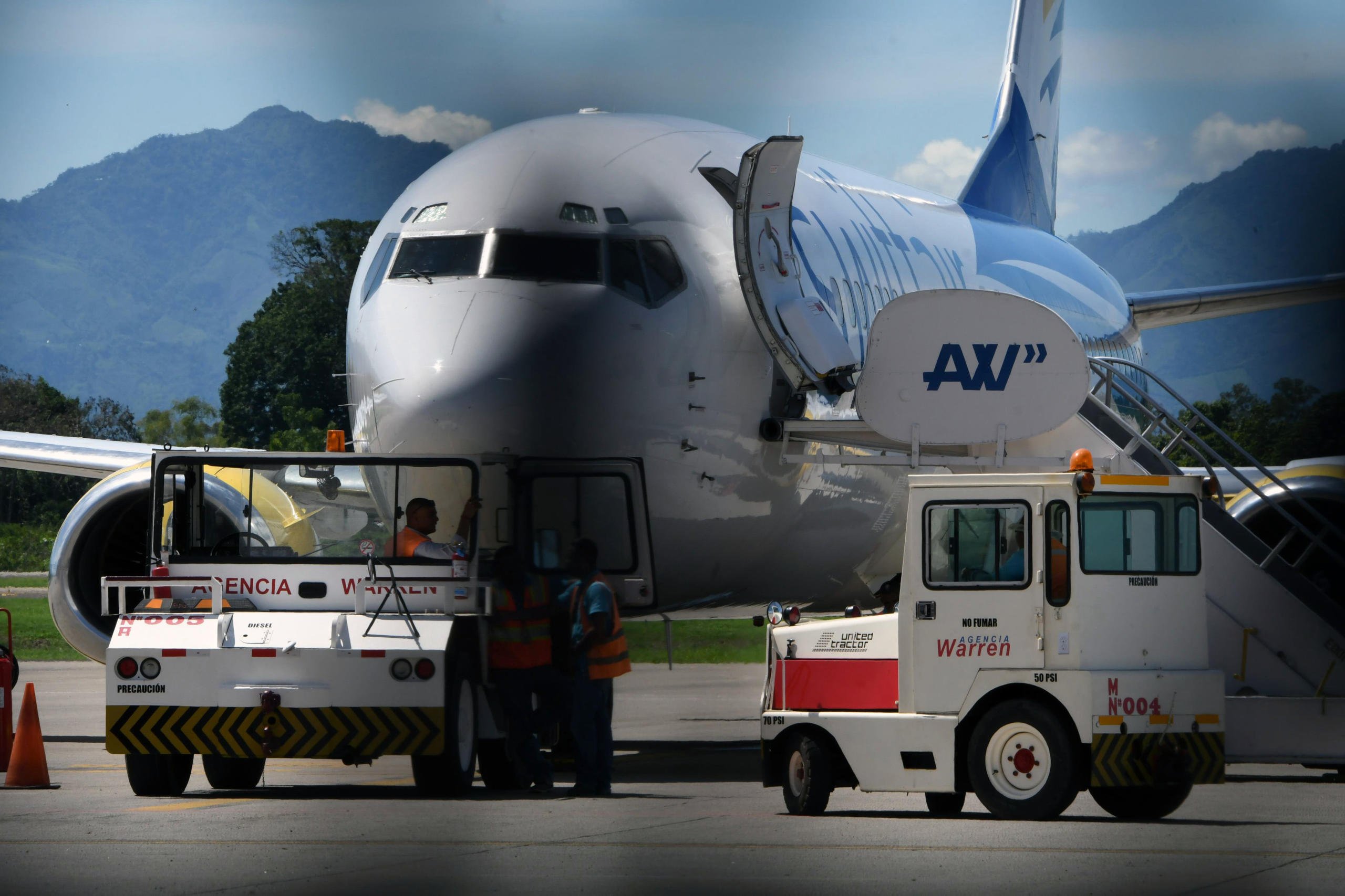 A US aircraft carrying some of the 238 Honduran deported immigrants is pictured at the tarmac of the Ramon Villeda Morales airport, in San Pedro Sula, 200 kilometres north of Tegucigalpa, on June 22, 2018. 
238 Honduran citizens deported from the US arrived on Friday back to their country. According to their testimony they travelled hand, foot and waist chained.  / AFP PHOTO / ORLANDO SIERRA