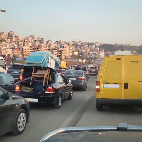 Bilar lastade med familjers tillhörigheter köar på vägen när människor försöker lämna området efter nya evakueringsorder i Libanon.