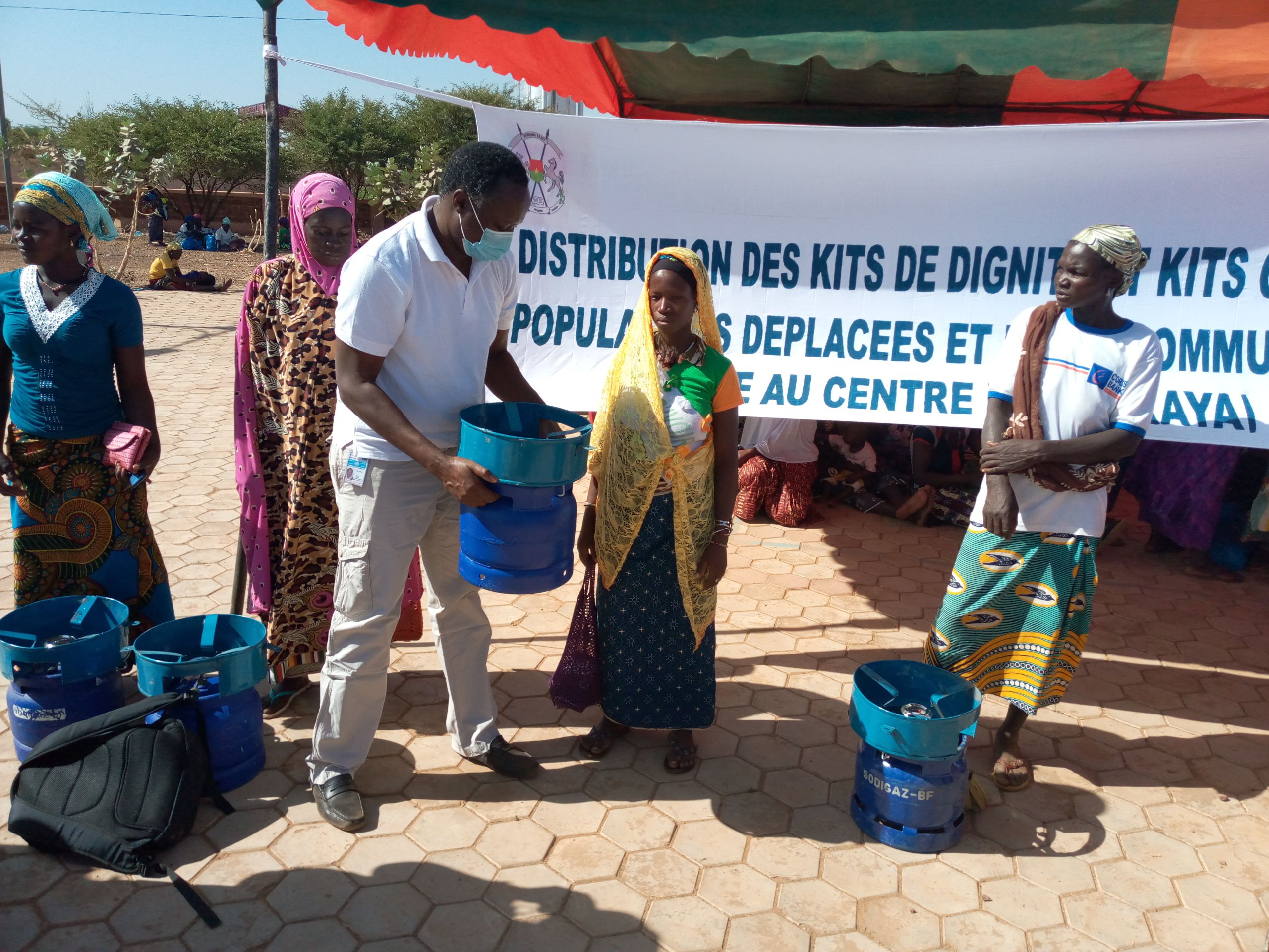 James Omolo, NORCAP cash-based intervention officer deployed to UNHCR in Burkina Faso, providing cash assistance to 600 internally deplaced persons and host community women to purchase gas kits.