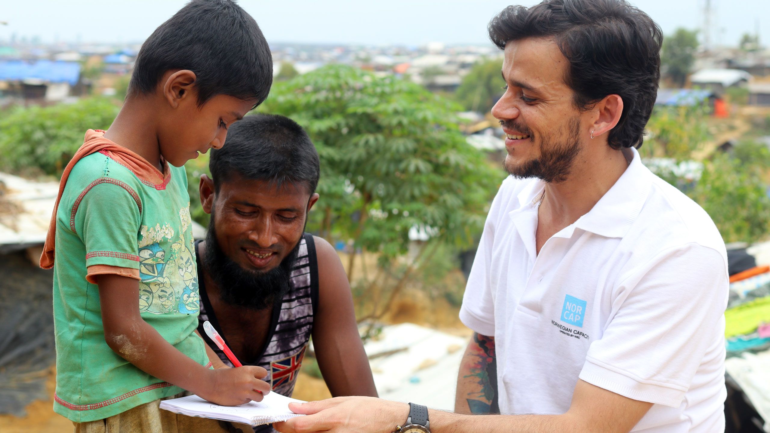 Education expert Henry Renna Gallano was deployed to UNICEF in Cox’s Bazar, Bangladesh, in November 2017. Sohel (5) and his father came from Myanmar with the rest of the family two months before this picture was taken.