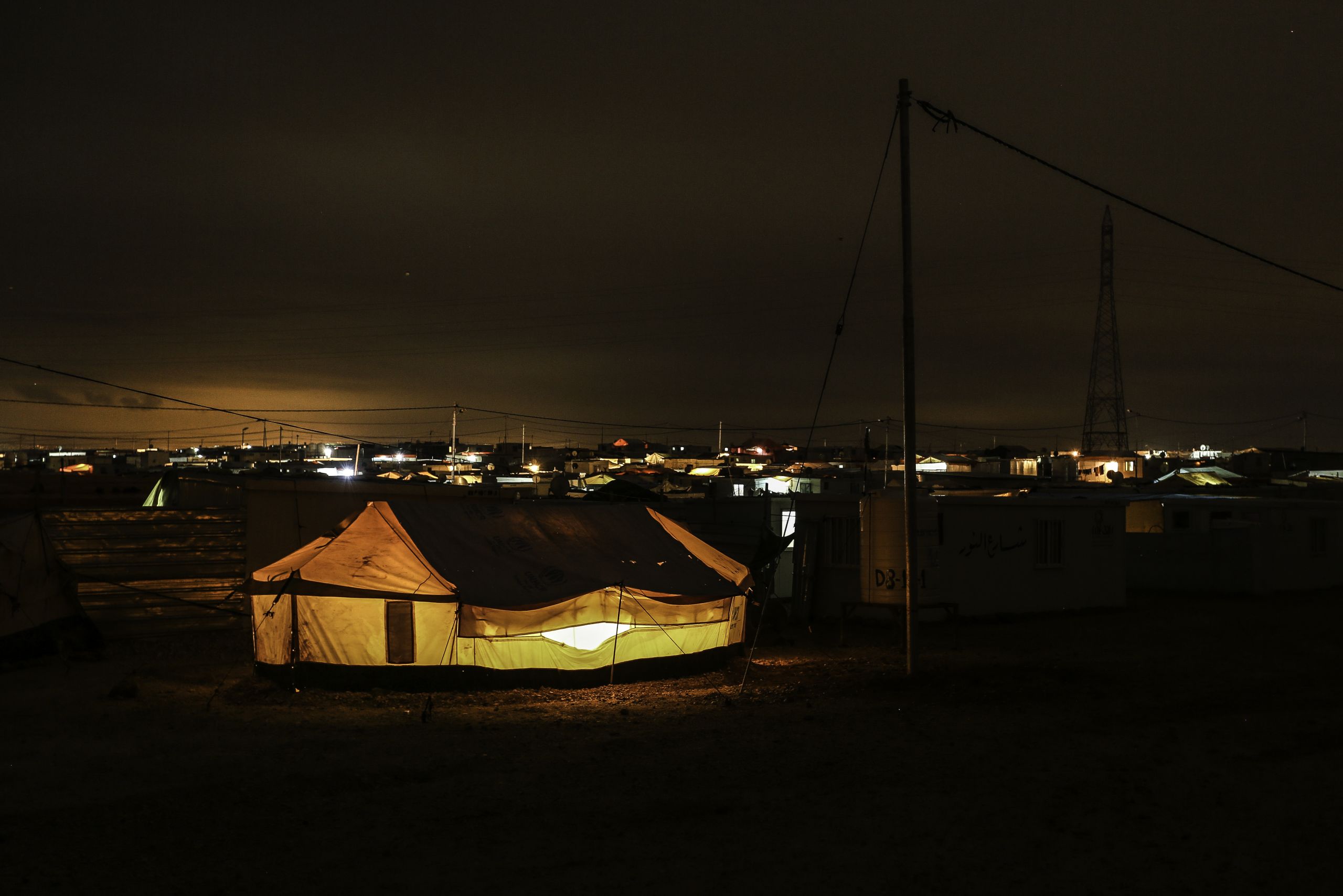 Zaatari leir: en telt er opplyst fra innsiden og lyser opp i mørket.