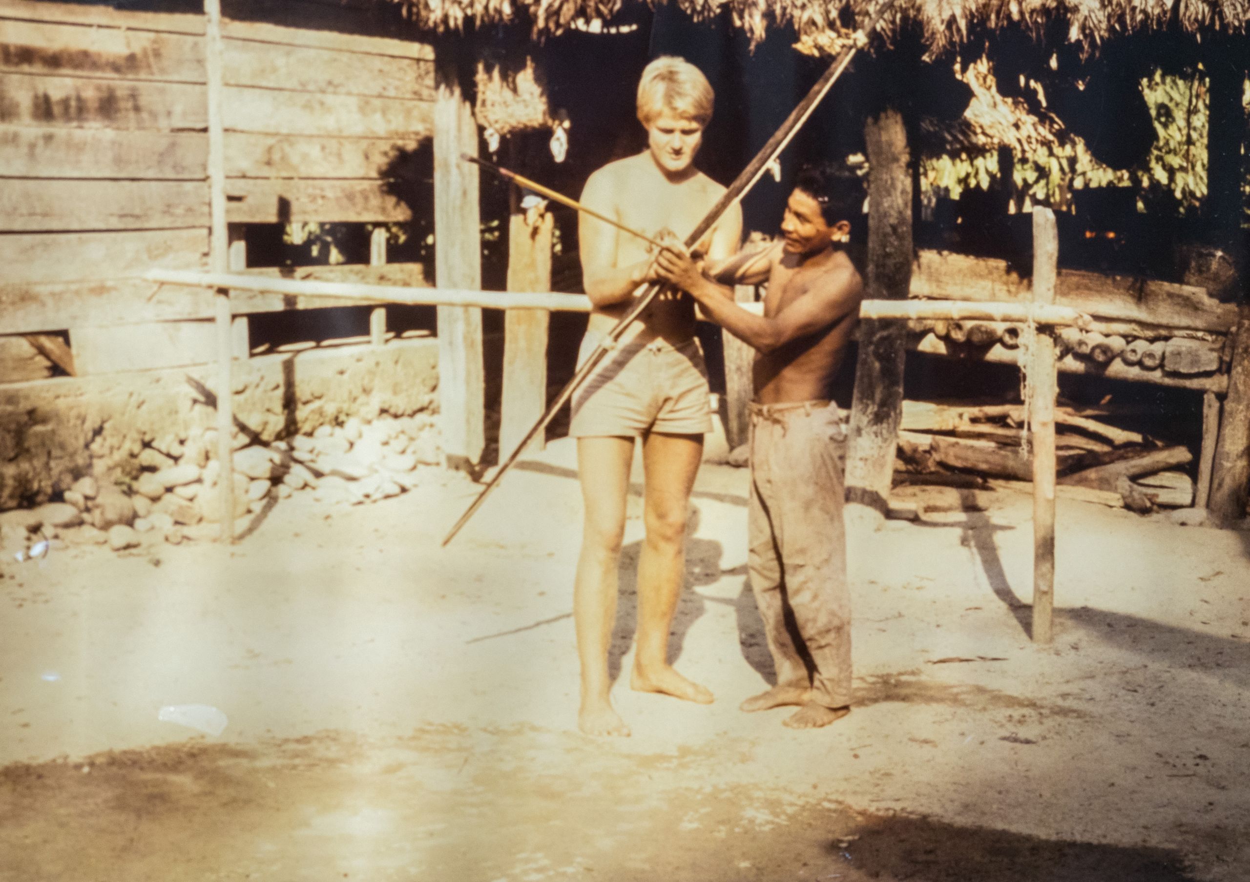 Fotografiet er fra 1977 og viser en ung Jan Egeland på besøk hos Motilón-Barí urfolk i Catatumbo jungelen, på grensen mellom Colombia og Venezuela