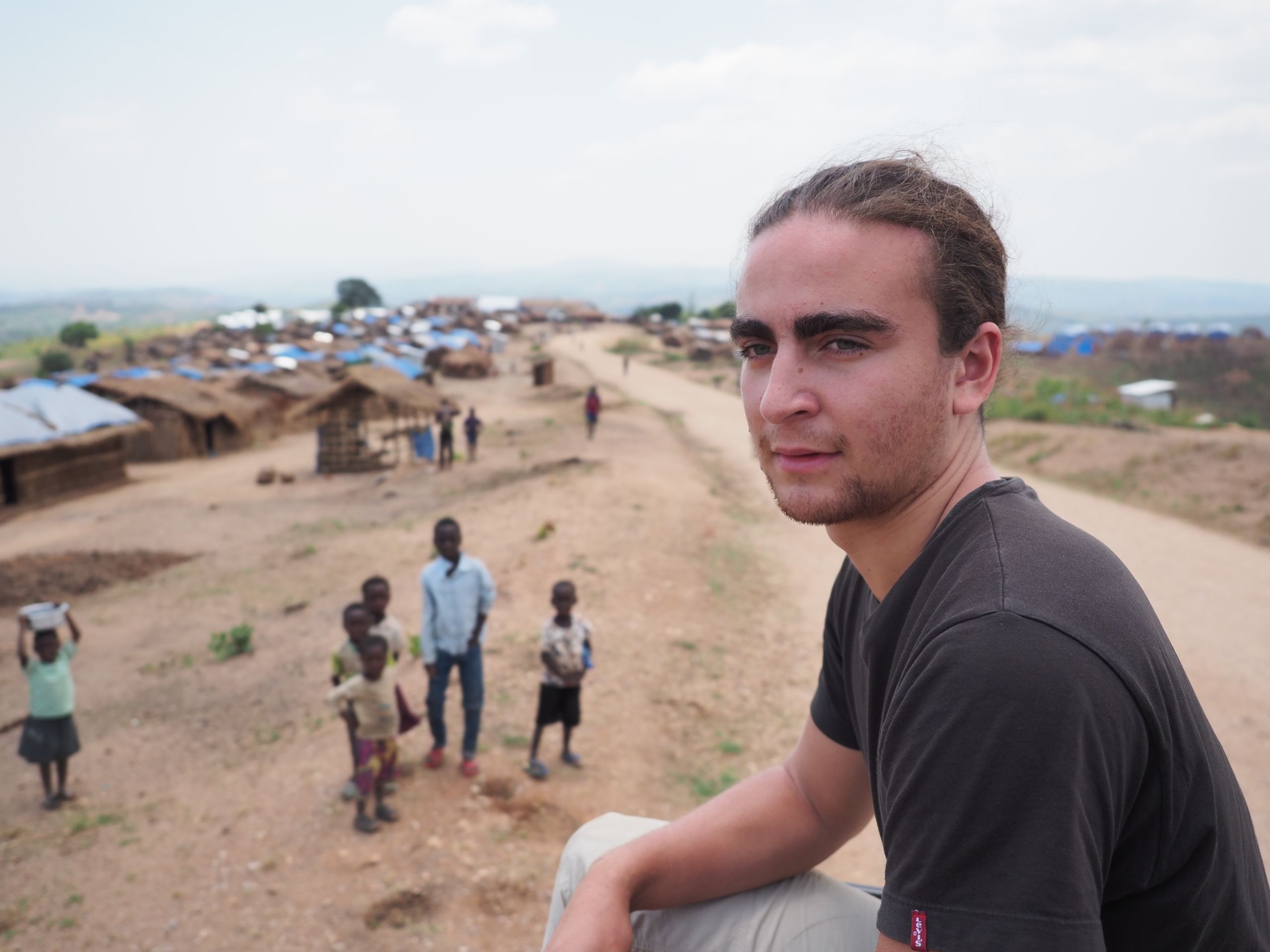 Marlon Langeland ser utover en flyktningleir i DR Kongo