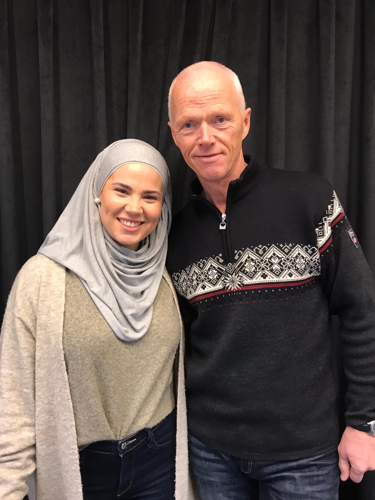 Iman Meskini og Robert Mood spiller inn podkast.