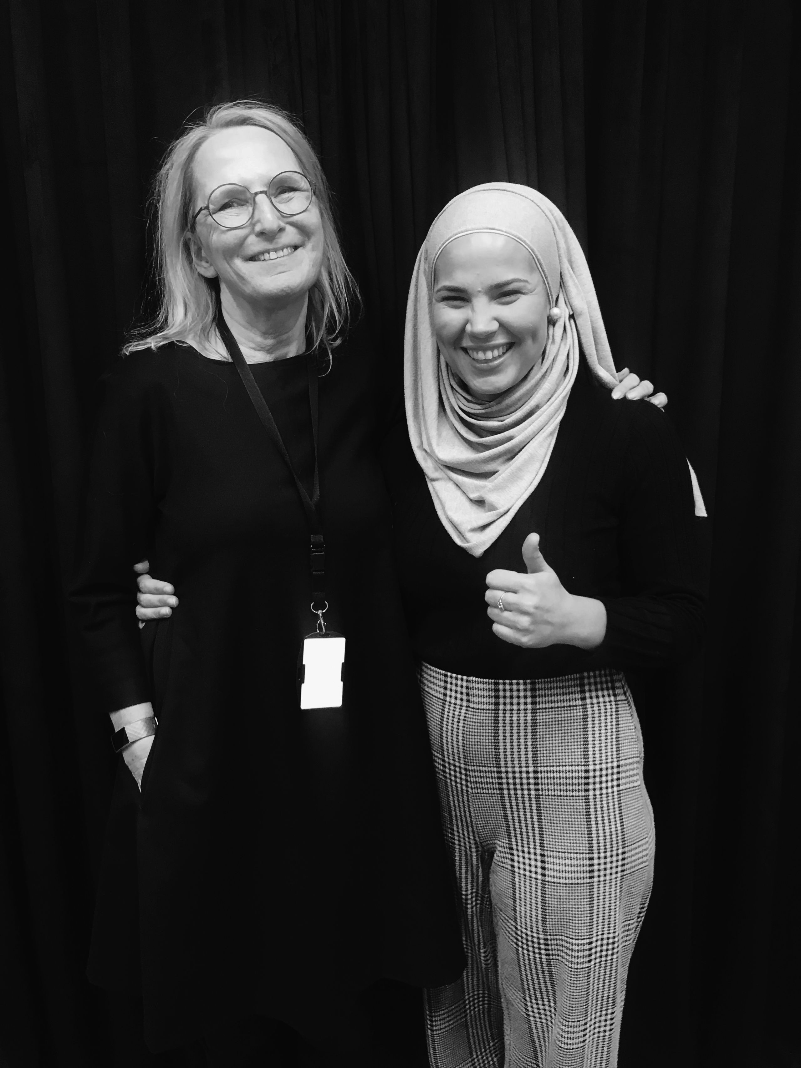 Iman Meskini og Gro Nystuen spiller inn podkast.