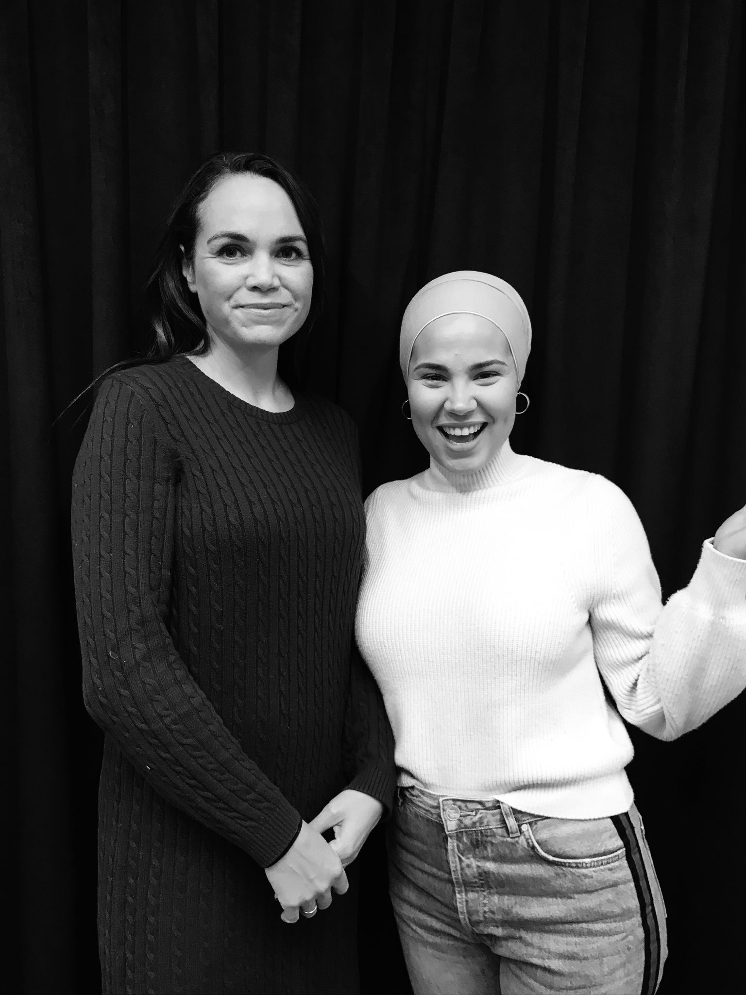 Iman Meskini og Sonja Skeistrand Sunde spiller inn podkast.