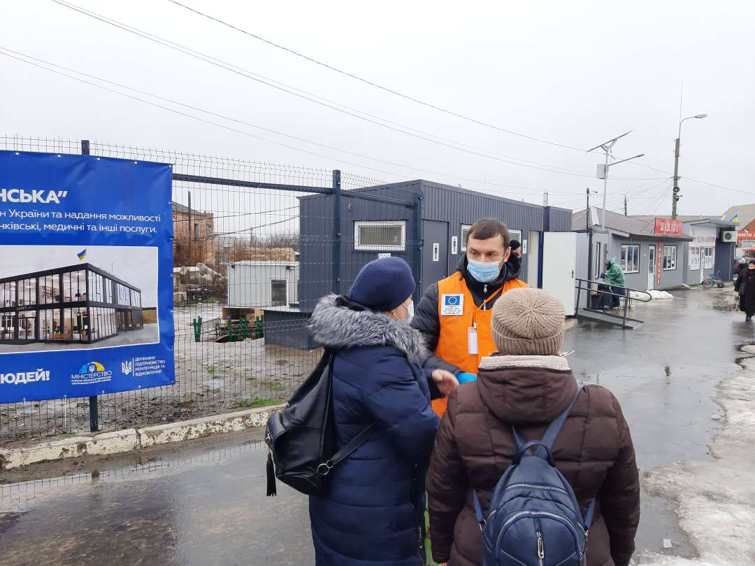 Anatolii Kulikov is one of NRC’s legal officers who supports people with legal aid at the crossing point of Stanytsia Luhanska. Photo: Serhii Lesnikov/NRC