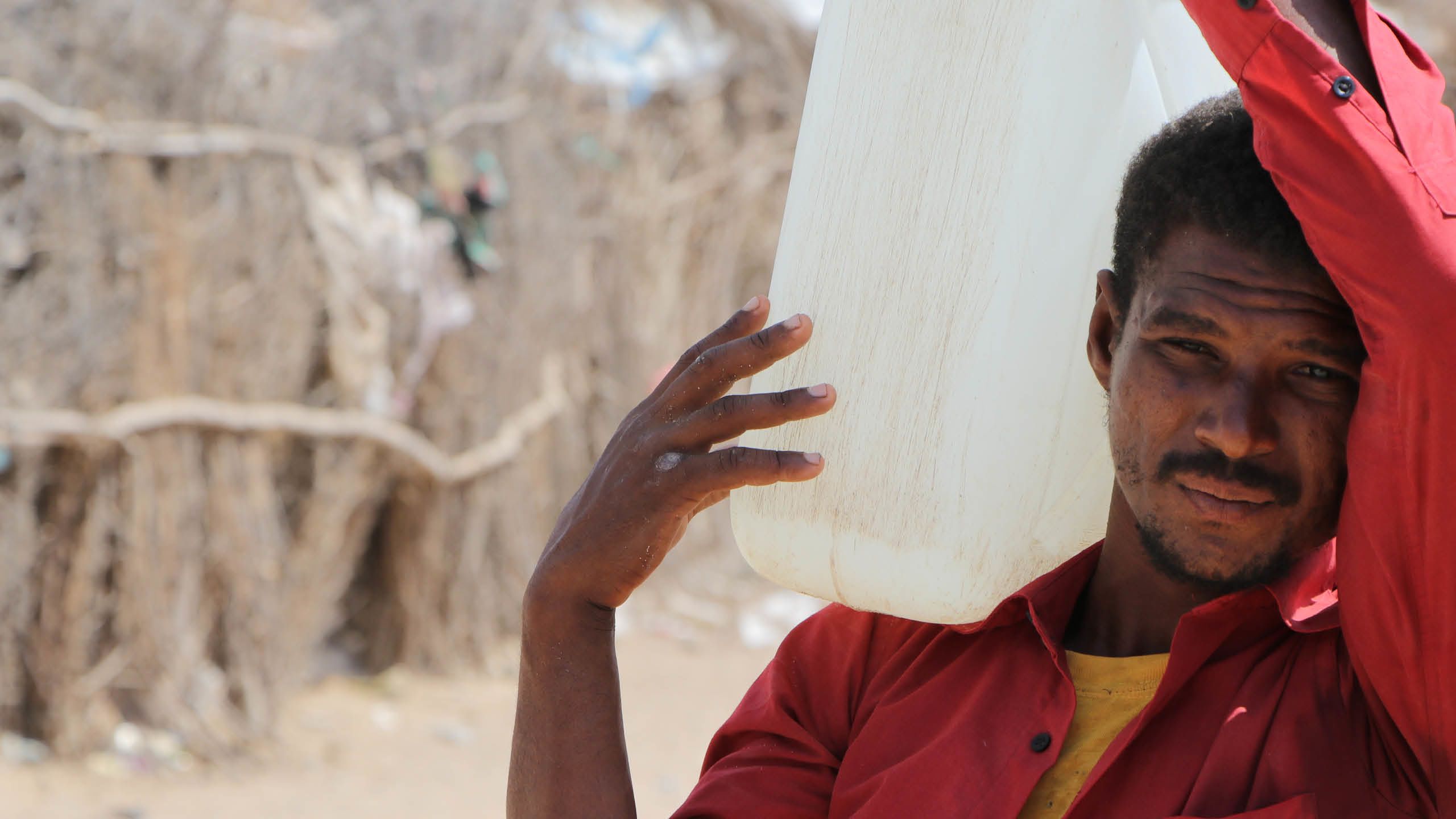 Taha bär vatten på axeln