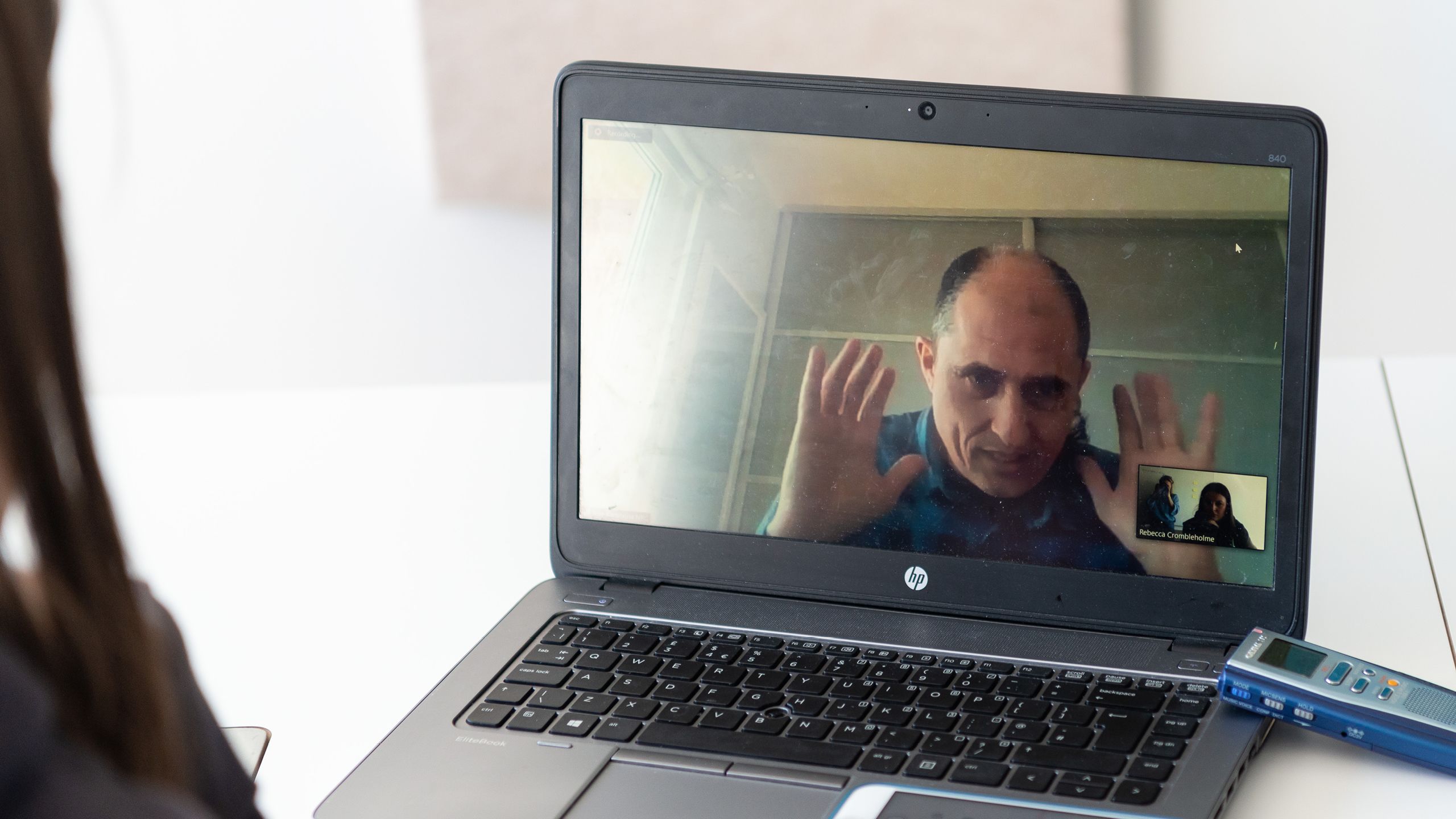 The journalist talking with Jose Barahona via Zoom.