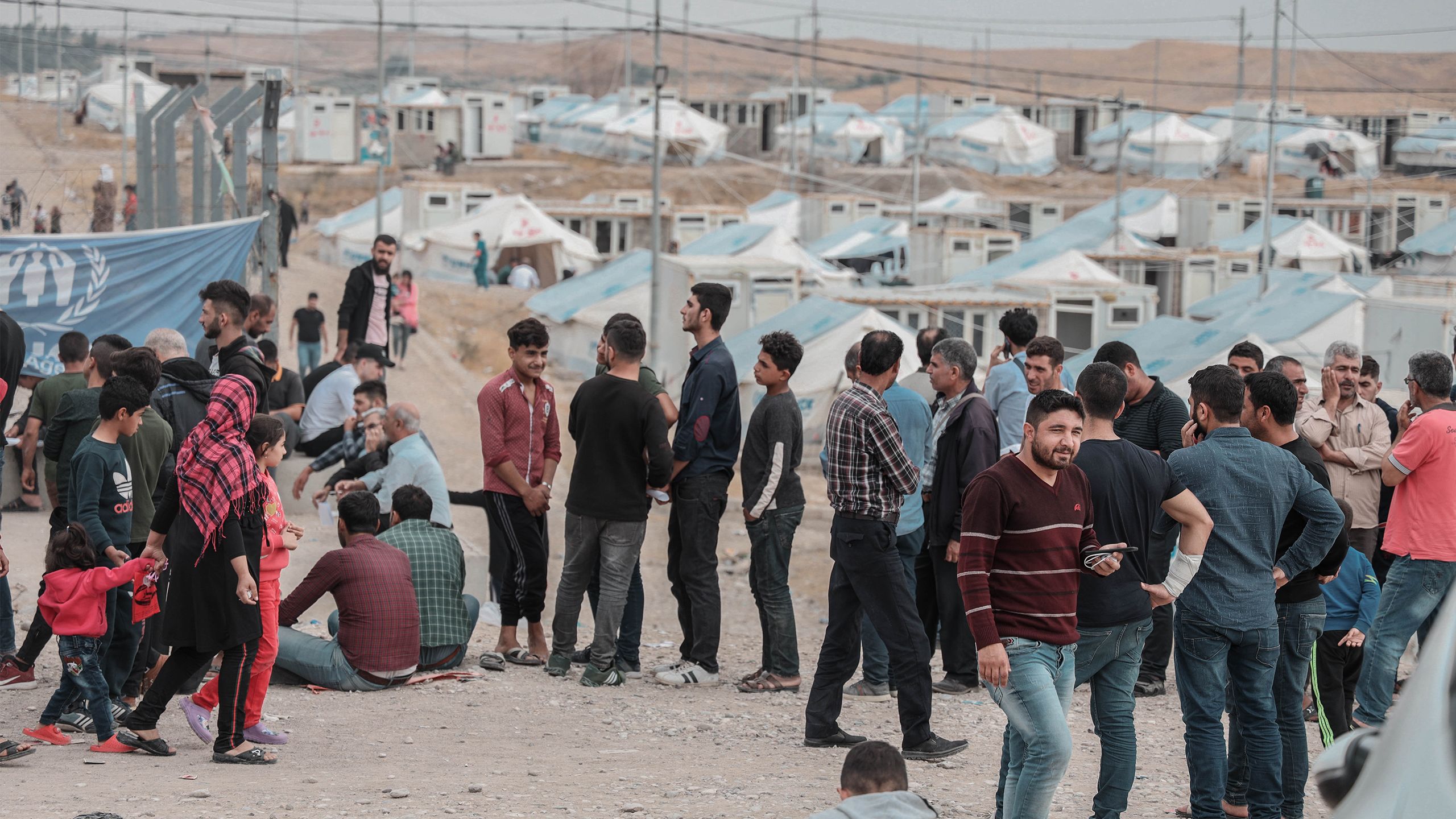 En folkemengde i Bardarash-leiren i Irak.