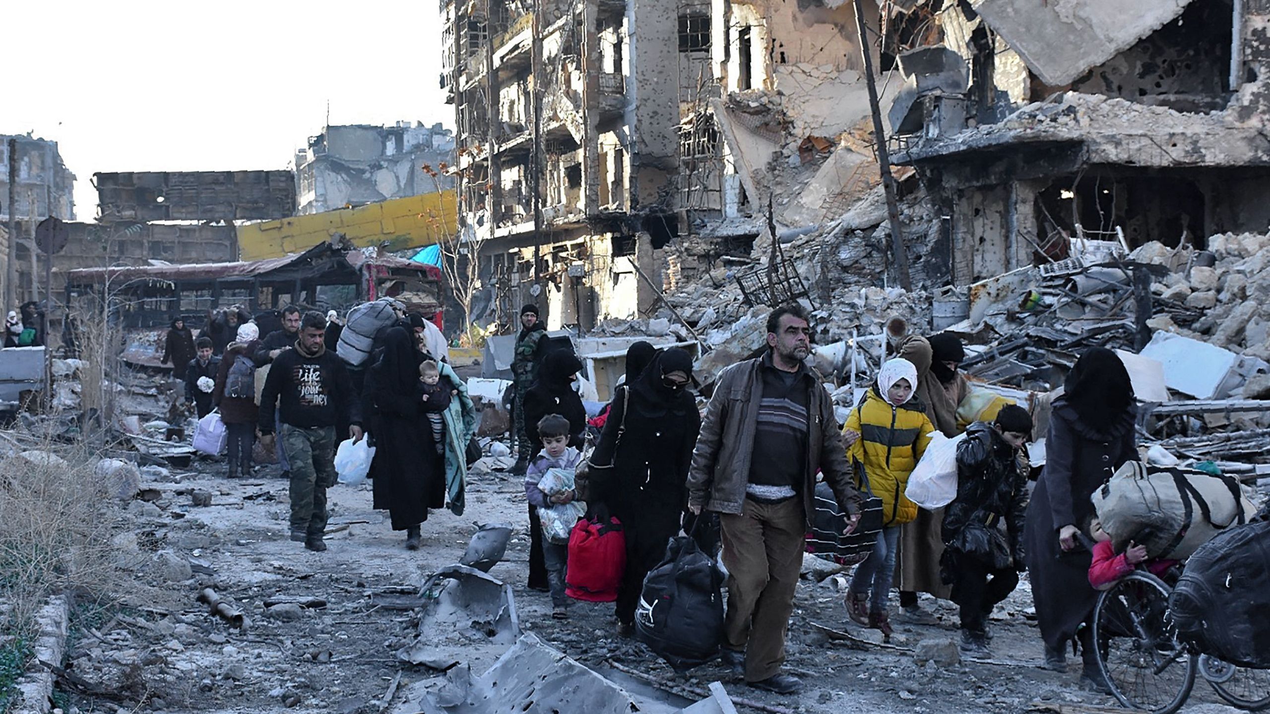 Familier i nabolaget Bab al-Hadid har plukket med seg det de kan og forsøker å komme seg i sikkerhet.