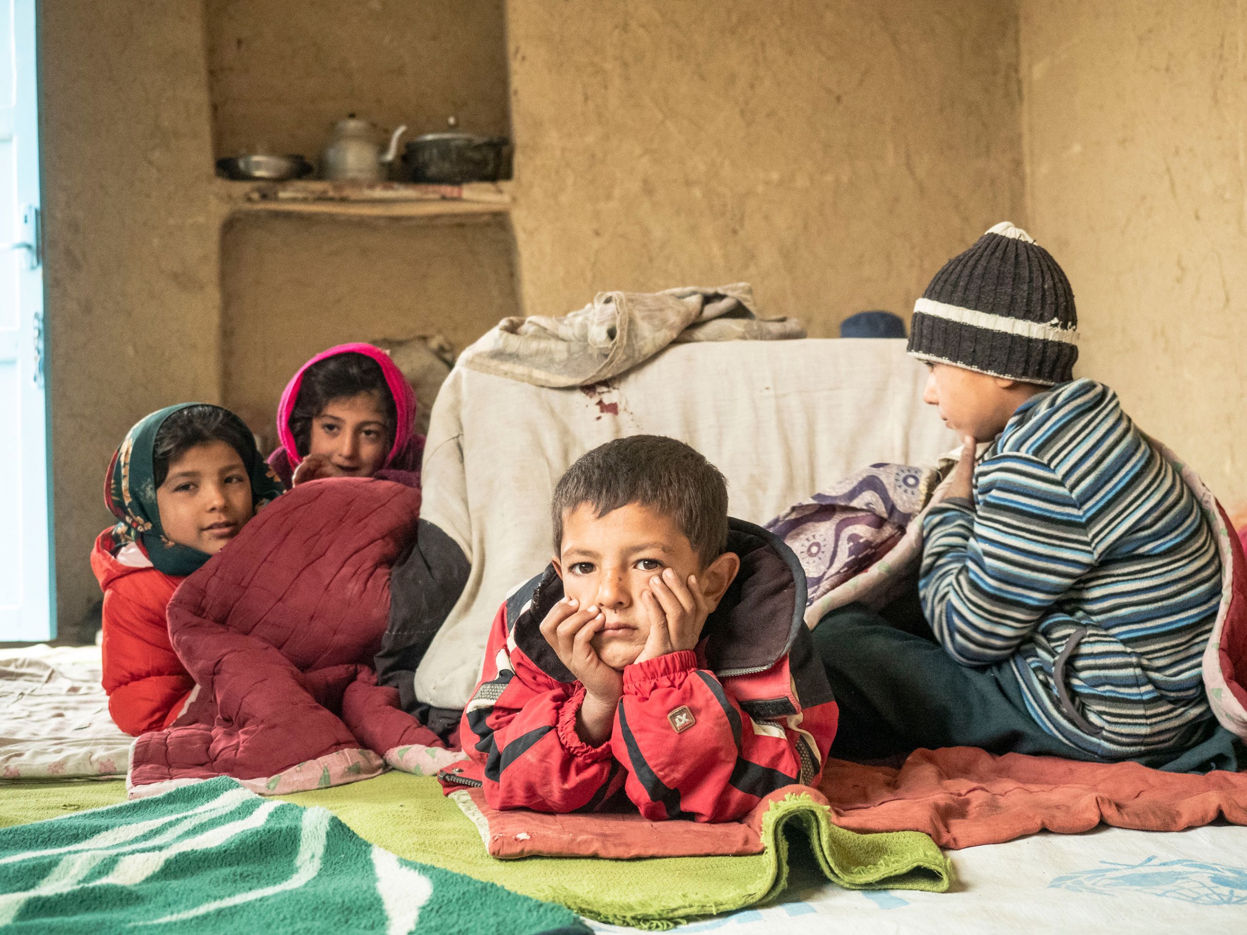 Enkel: Mariam (6), Gul Soma (10), Rahimullah (7) und Kahyr (12).