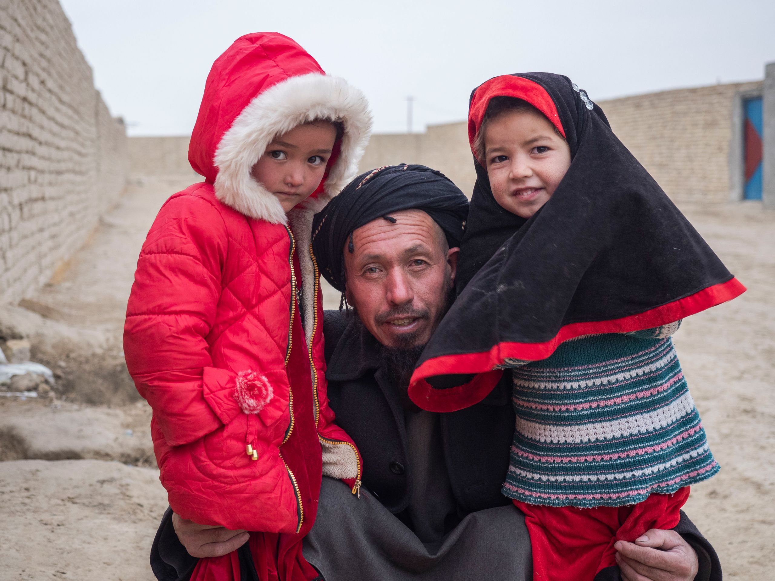 Von links: Salima, 6, Ewaz (Vater) und Samira, 5.