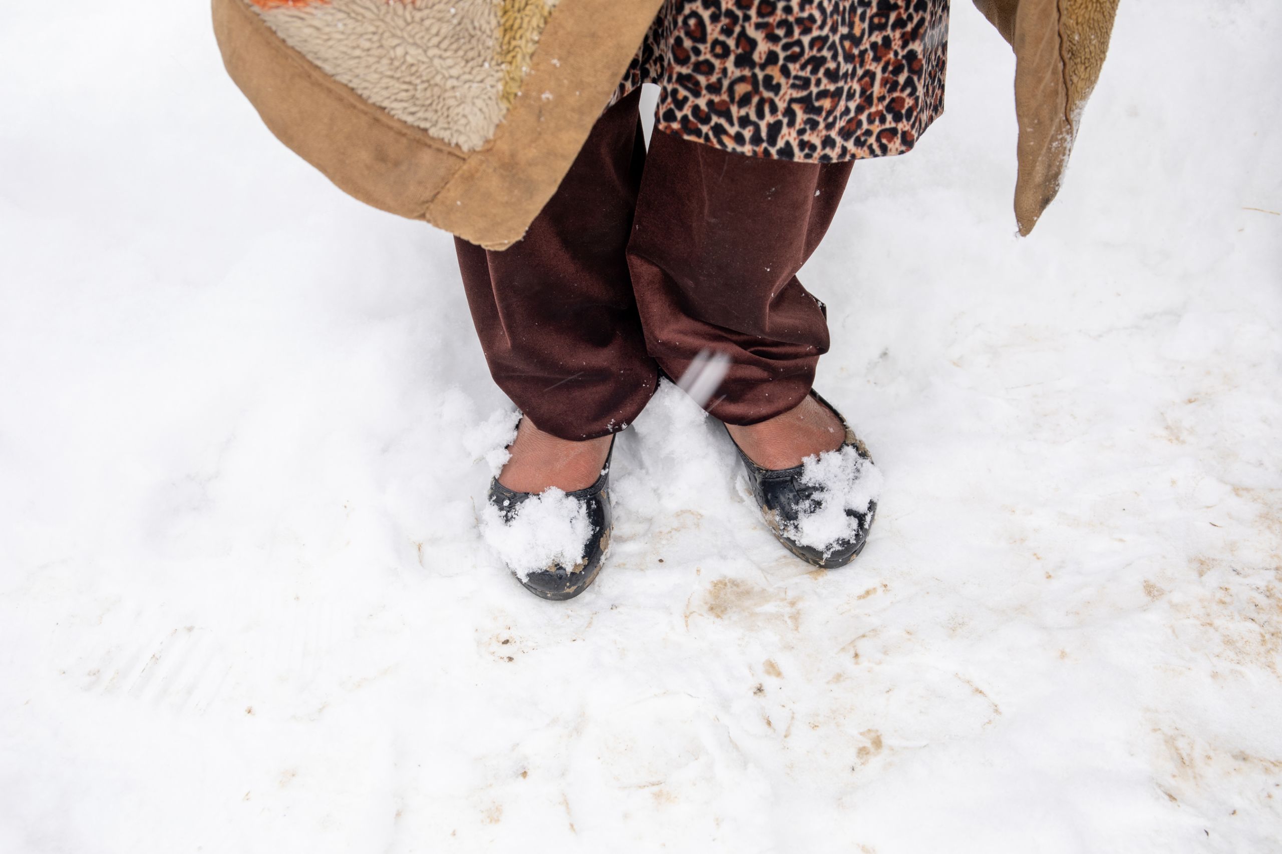 Raqias einzige Paar Schuhe sind Plastik-Sandalen.